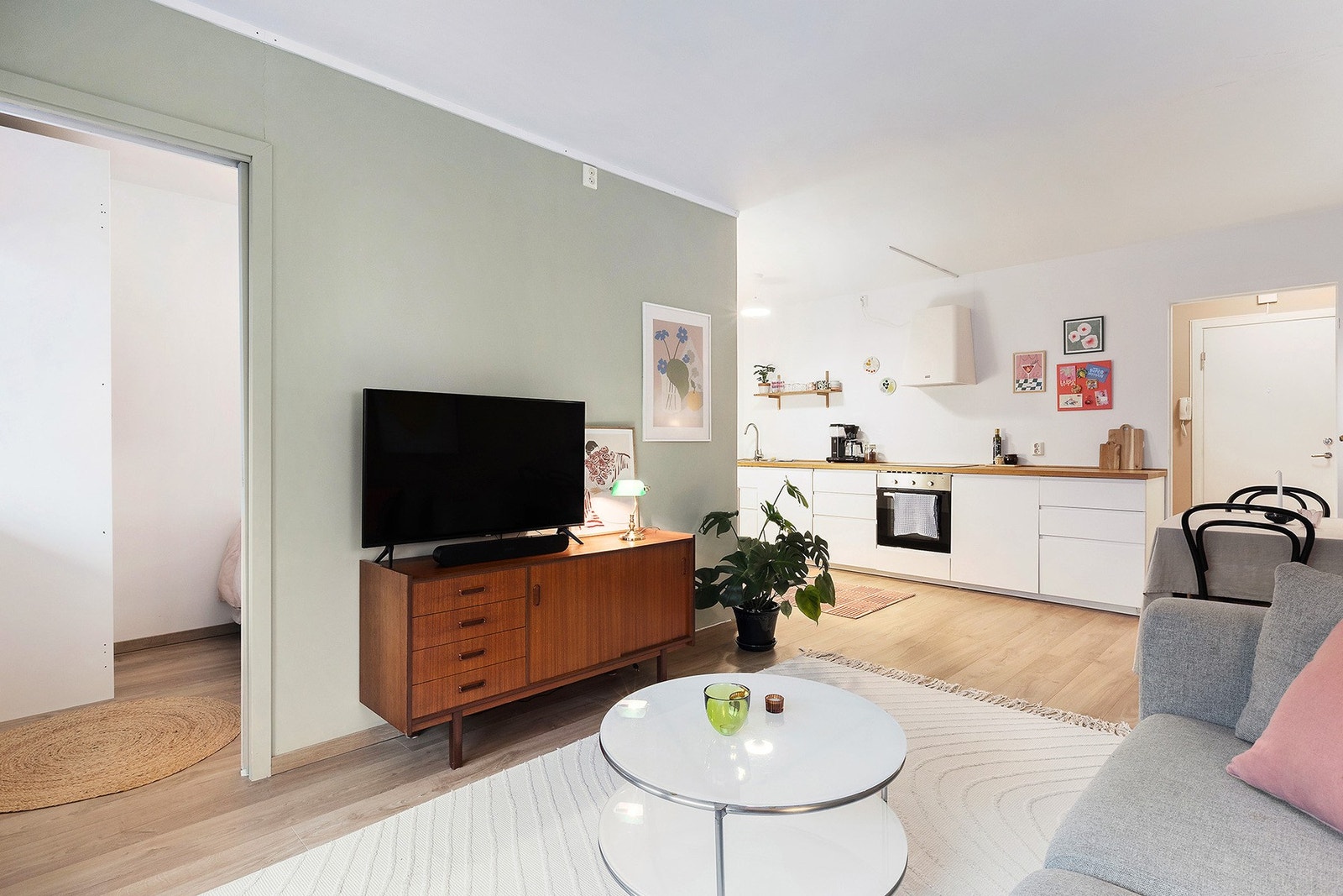 Det er flere soner i stuen for maksimal utnyttelse av plassen. Fint samspill mellom interiør, fargevalg og uttrykk gjennomgående i hele boligen. Galleribilde