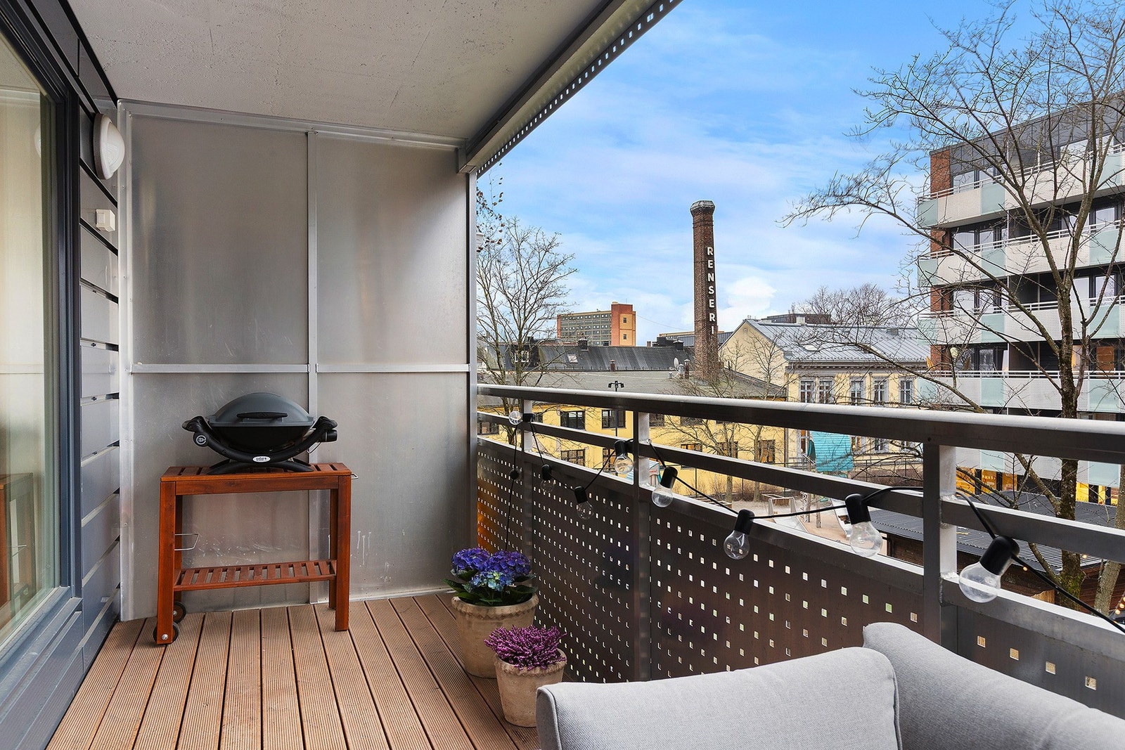 På balkongen er det god plass til sittegruppe, planter og grill. Det er montert både belysning og stikkontakt, noe som gjør balkongen praktisk og brukervennlig. Galleribilde