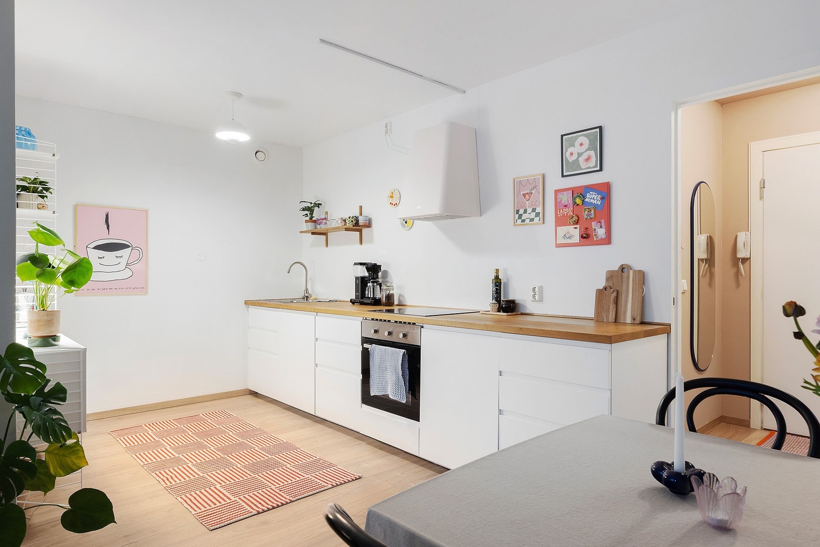 Moderne og velutstyrt kjøkkeninnredning med massevis av skap- og benkeplass. Galleribilde