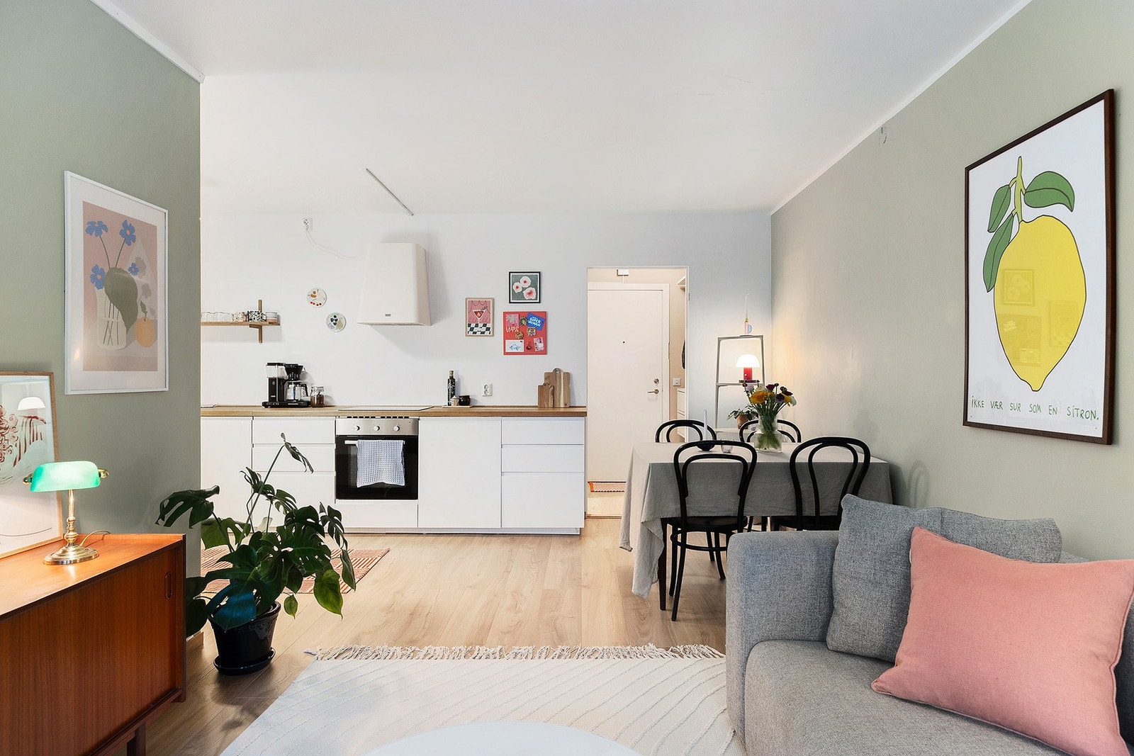 Rommet har en luftig og åpen planløsning med god plass til både spisebord og sofagruppe, noe som gjør det ideelt for både hverdag og sosiale sammenkomster. Galleribilde