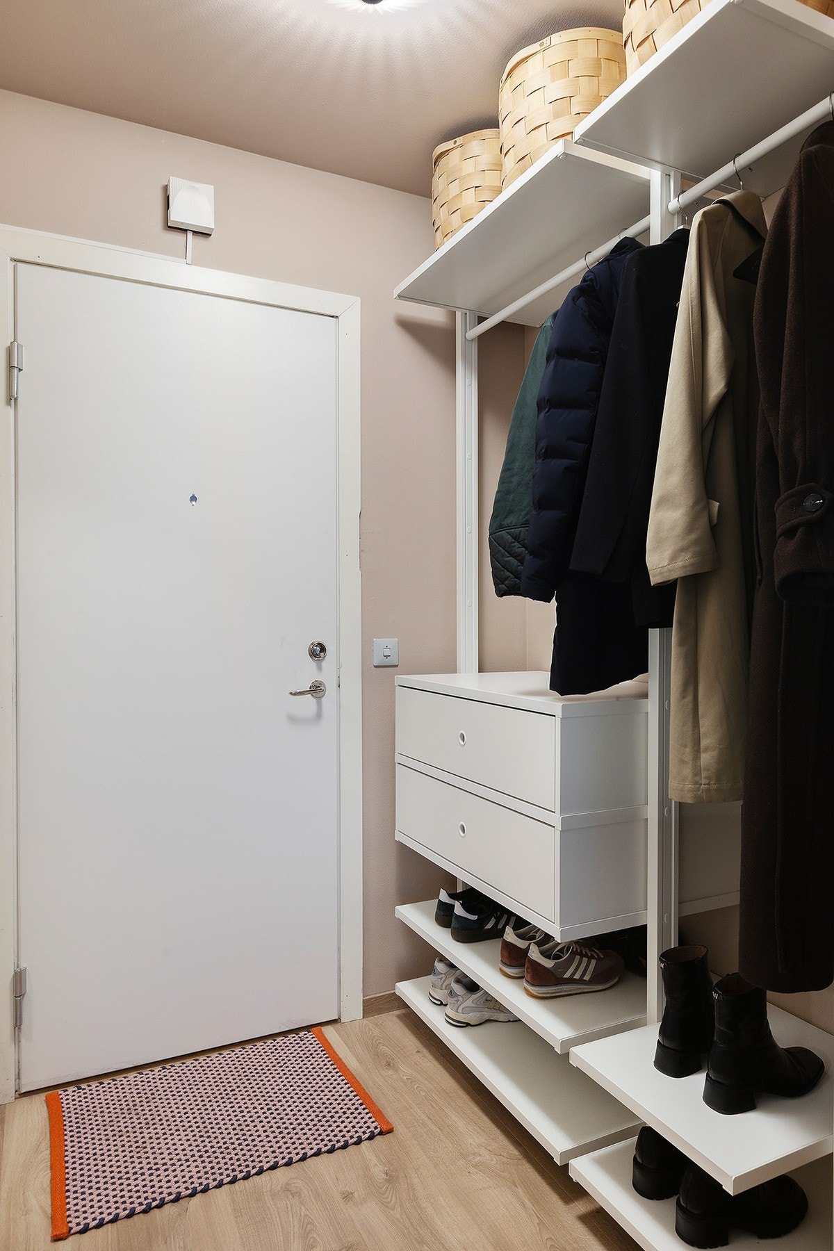 Lys og fin entré. I entréen er det gode muligheter til garderobe/hylleløsninger. I tillegg disponerer boligen en ekstern bod på ca. 2 m². Galleribilde