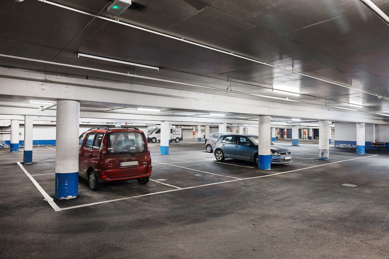 Tilgang til garasjeanlegg gjennom byggets kjeller hvor man kan leie parkeringsplass med og uten lading. Galleribilde