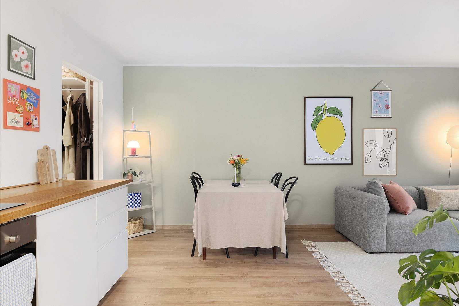 Det er naturlig plass til spisebordet ved den åpne kjøkkenløsningen, som skaper en sosial og innbydende atmosfære. Galleribilde