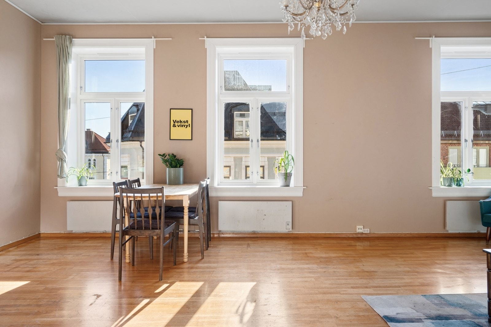 Stuen er av svært god størrelse og har hele 3 vinduer på rad og rekke. Vinduer og tak er nytt i 2024 Galleribilde