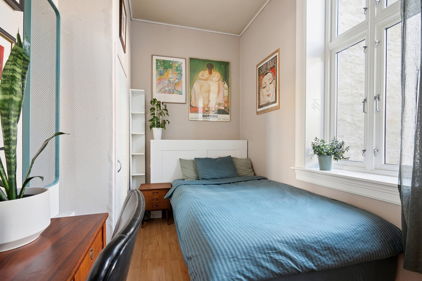 Soverom III har to store vinduer og god plass til dobbeltseng og lagringsplass Galleribilde