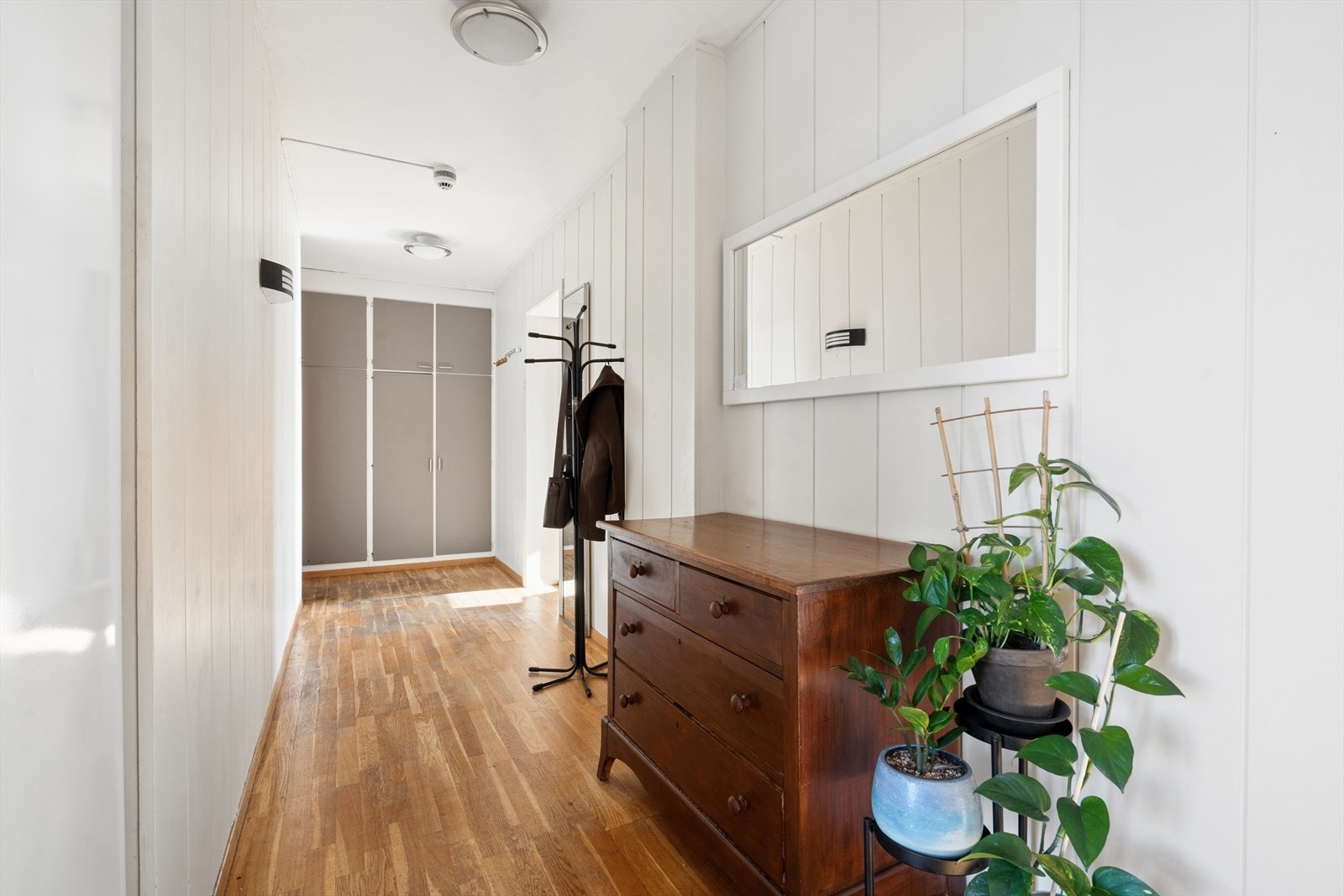 Velkommen inn - En romslig gang med innebygget garderobeskap Galleribilde