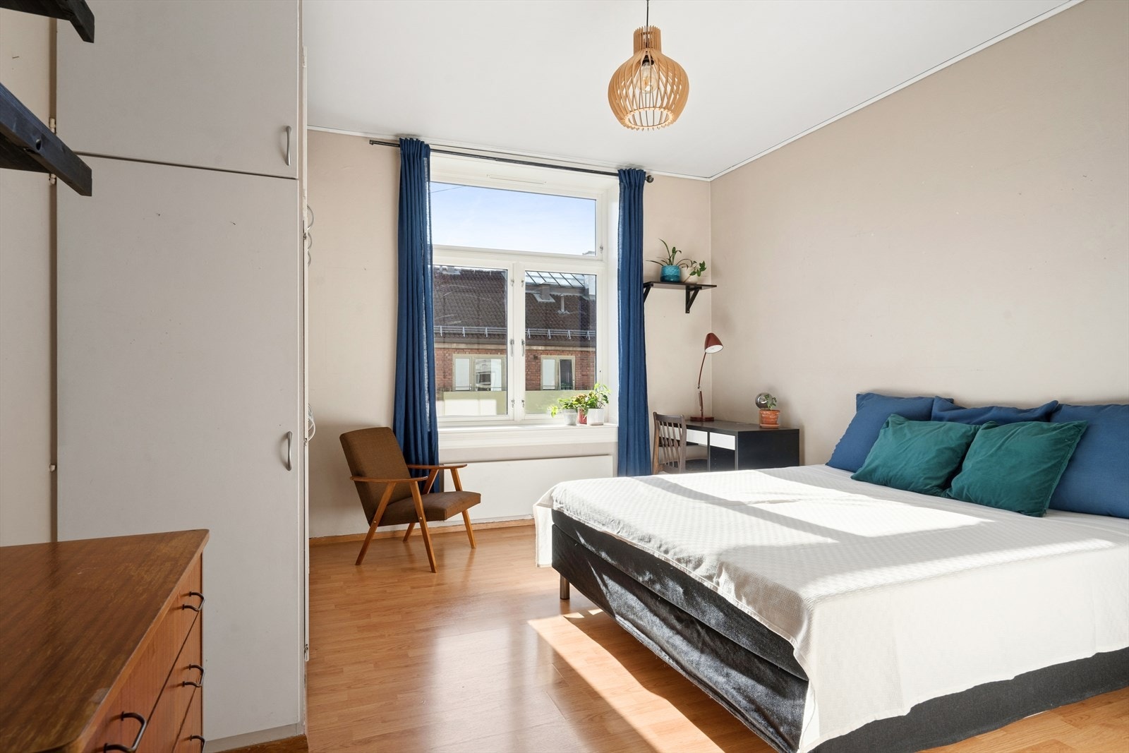 Hovedsoverommet er av god størrelse og rommer en stor dobbeltseng i tillegg til to store garderobeskap Galleribilde