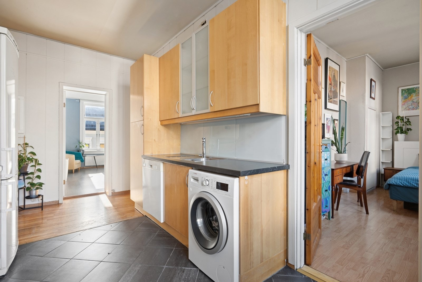 Hvitevarer som kjøleskap/fryser, komfyr med koketopp, oppvaskmaskin og vaskemaskin medfølger salget Galleribilde