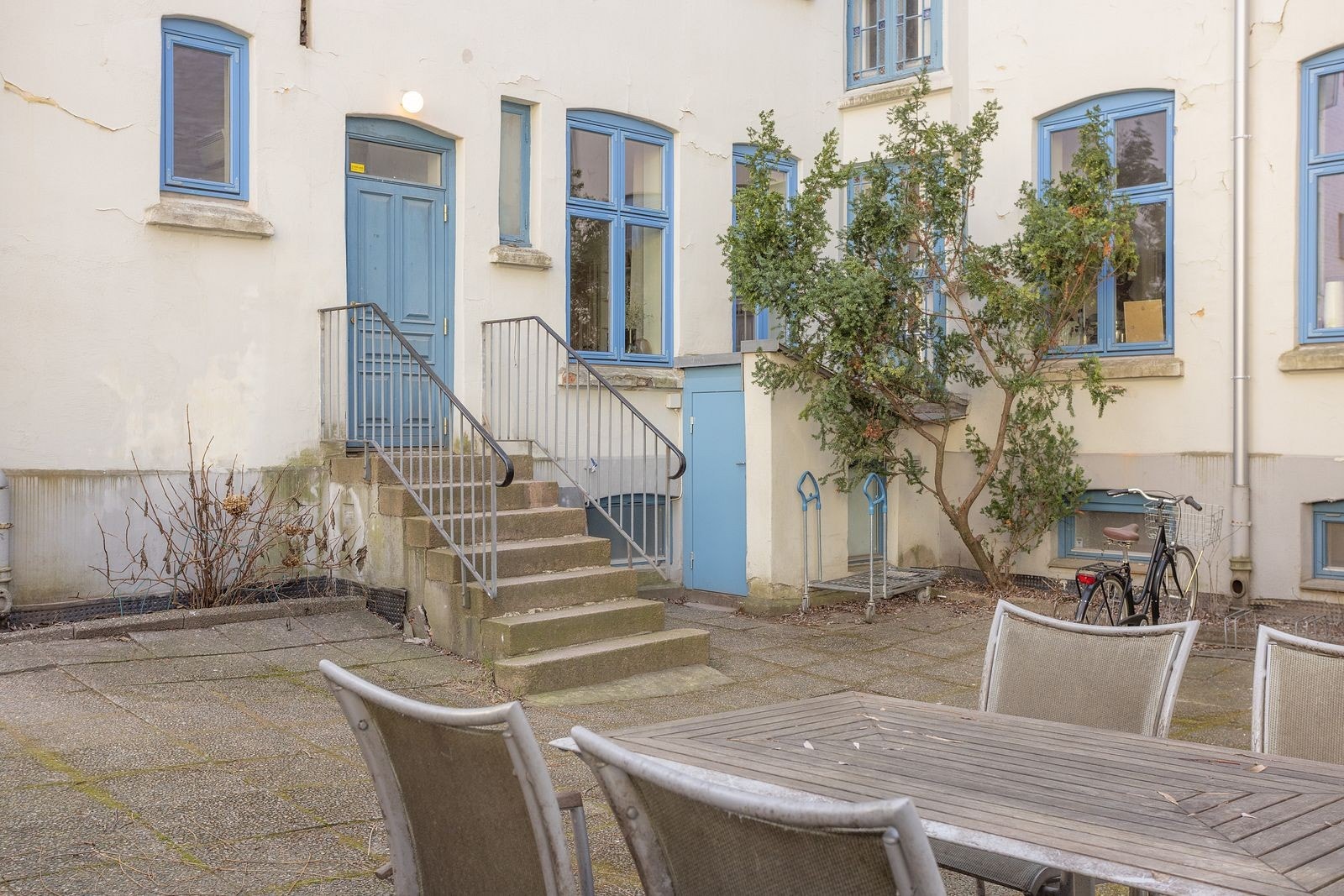 Hyggelig bakgård med sittegruppe Galleribilde