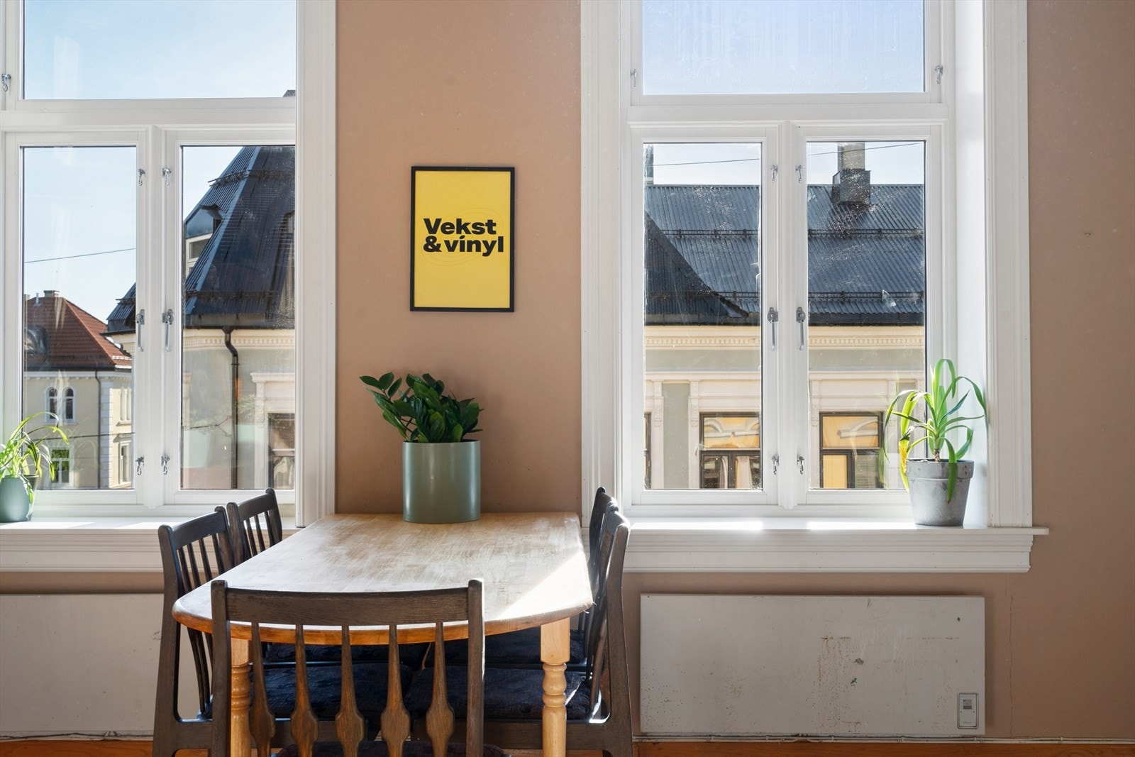 Leiligheten ligger i byggets tredje etasje uten innsyn og med rikelig lysinnslipp Galleribilde