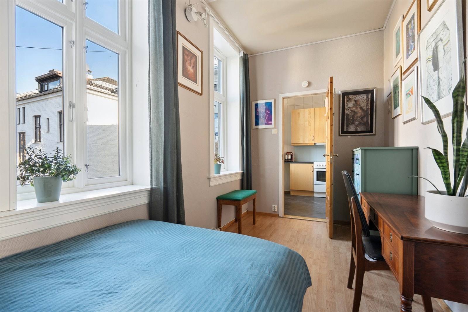 Soverom III har to store vinduer og god plass til dobbeltseng og lagringsplass Galleribilde