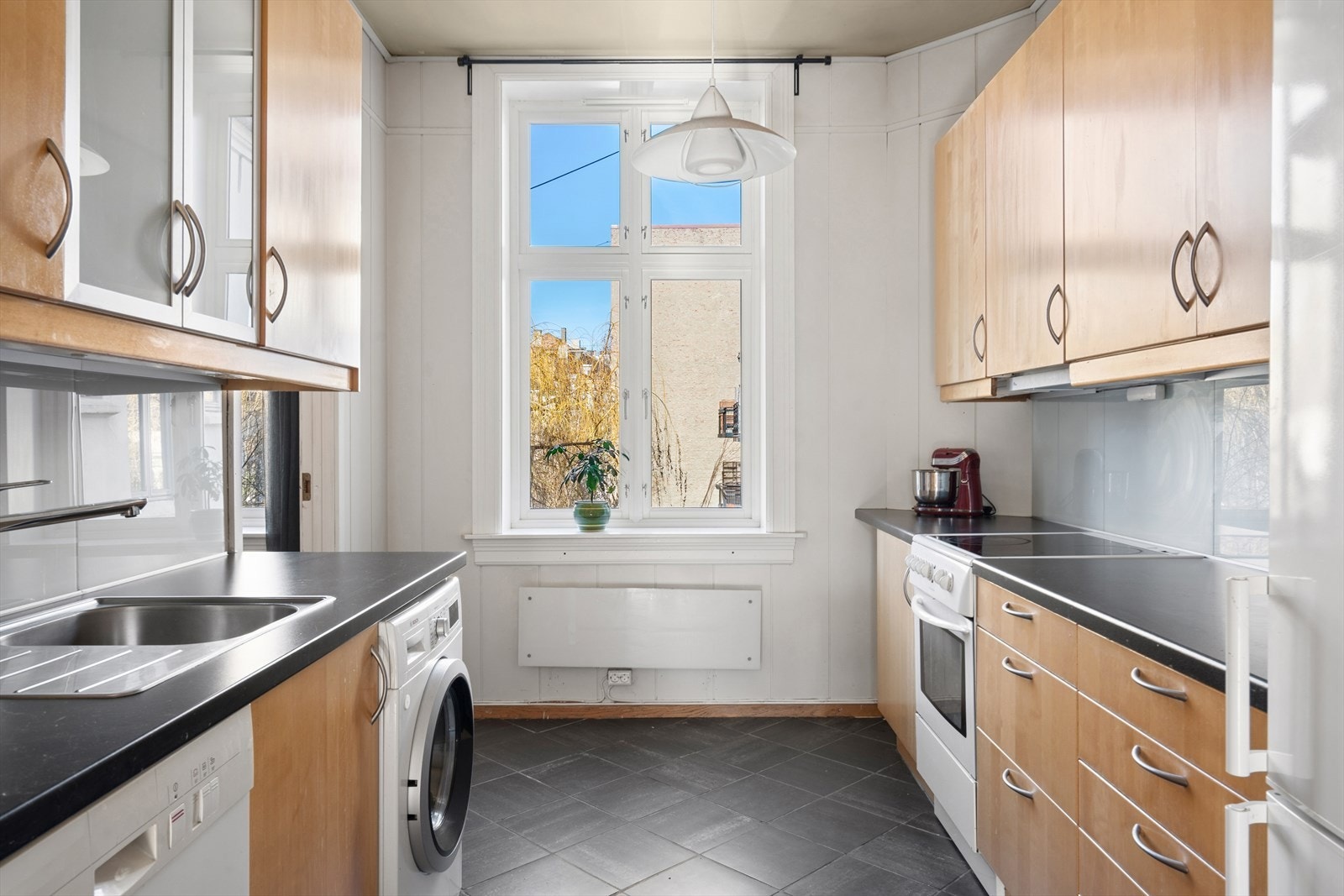 Kjøkkenet er fra 2004 og vender mot bakgården Galleribilde