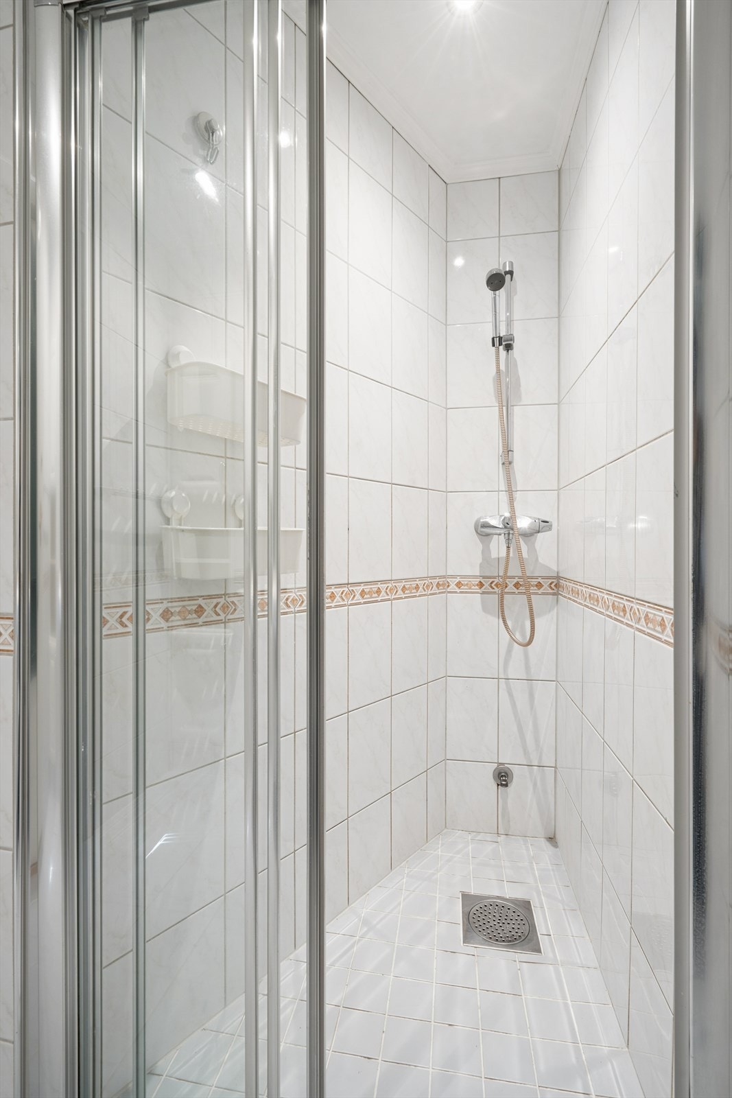 Svært praktisk dusjnisje med glassdører Galleribilde