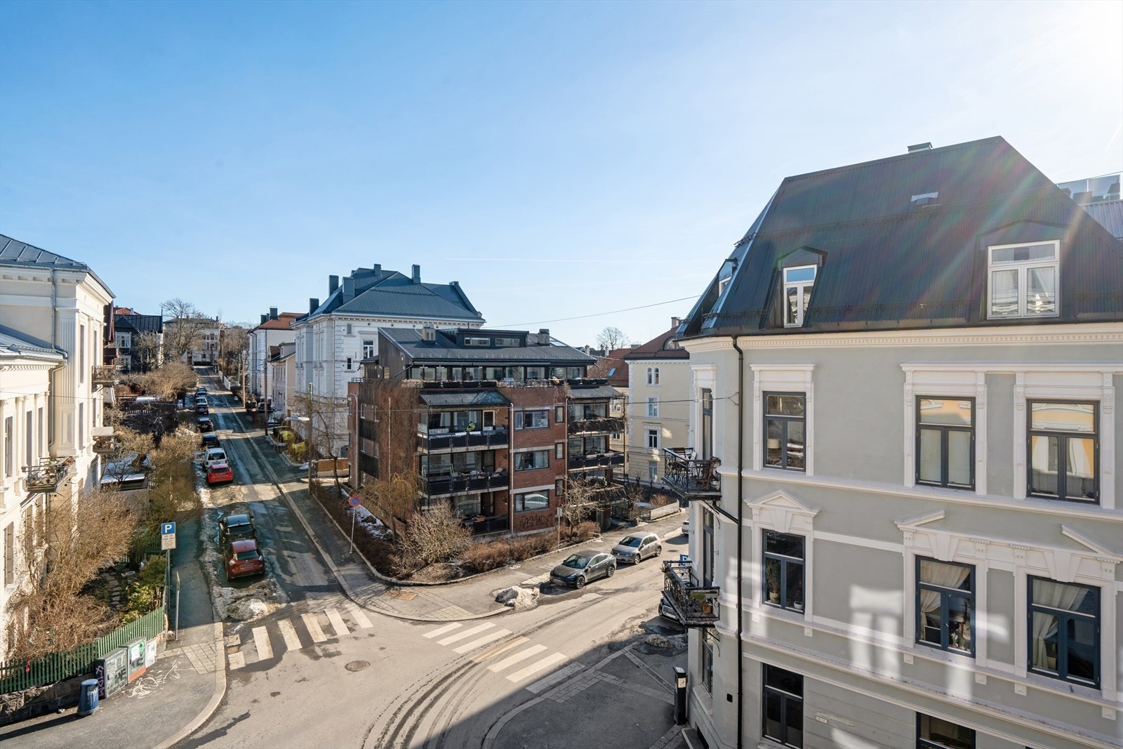 Boligen har en svært attraktiv beliggenhet, høy og fritt i et rolig boligområde Galleribilde