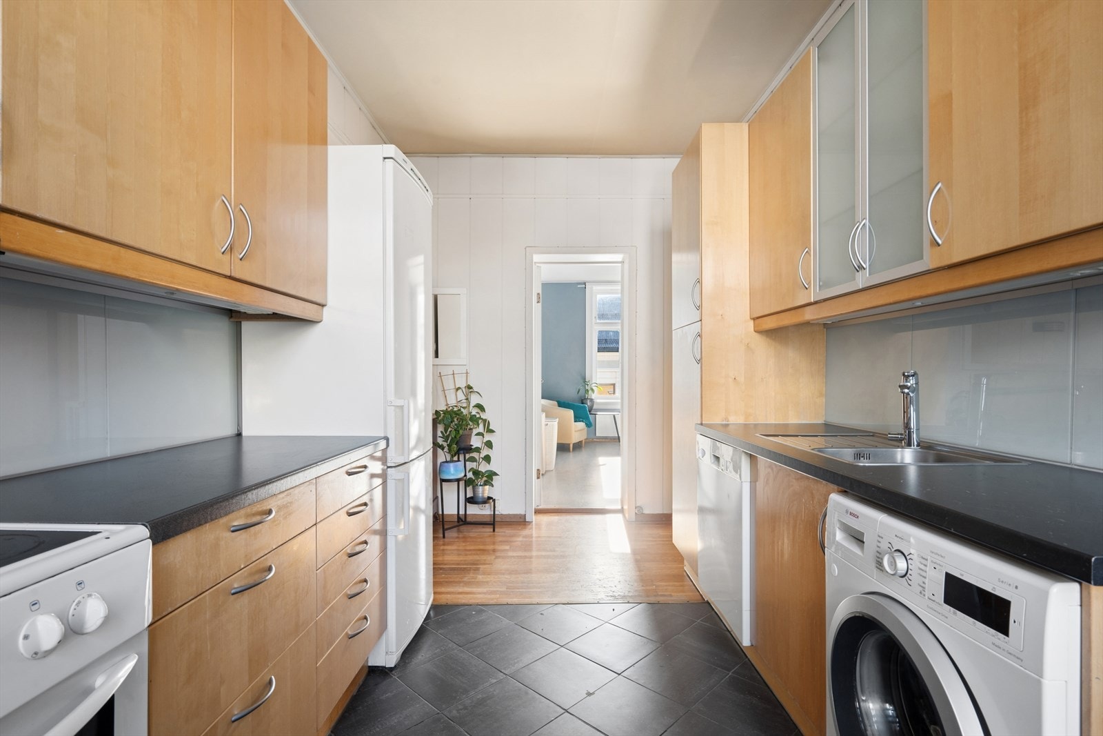 Rikelig med både skap- og benkeplass på kjøkkenet Galleribilde