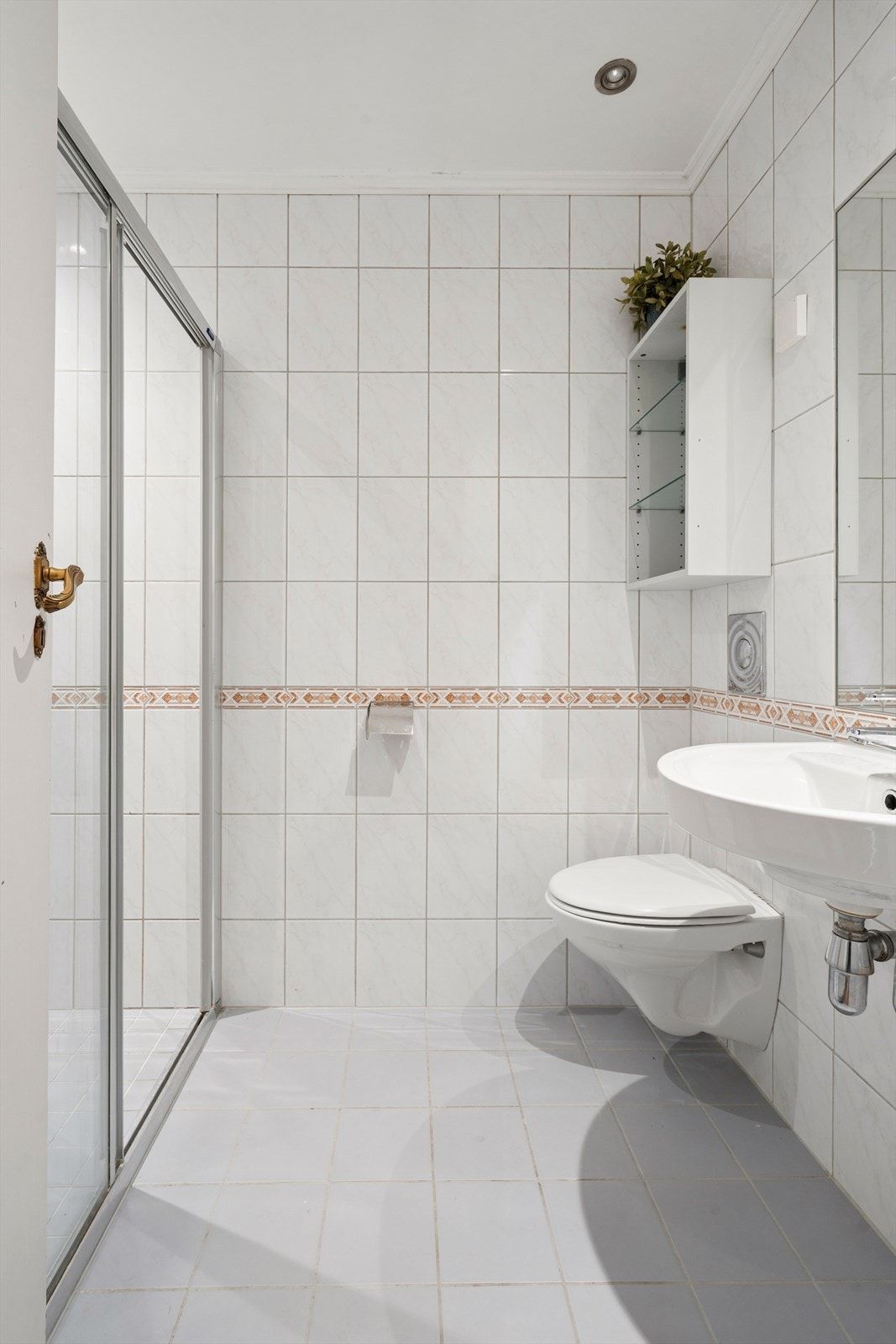 Baderom fra 2003, pusset opp i selgers eiertid. Arbeid er utført av fagfolk og det er montert lekkasjestopperanlegg i alle områder med vannrør Galleribilde