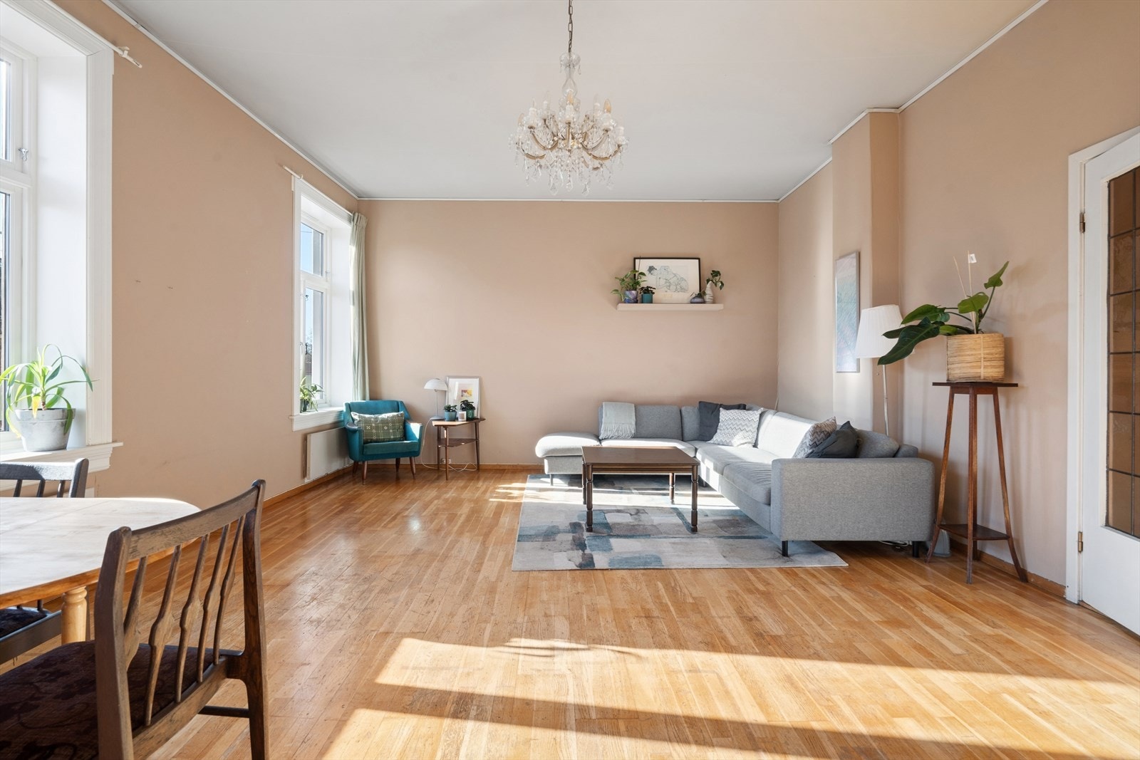 Stuens størrelse og utforming gir flere møbleringsmuligheter, det er i tillegg pipeløp som gjør det mulig å sette inn peis/kakkelovn Galleribilde