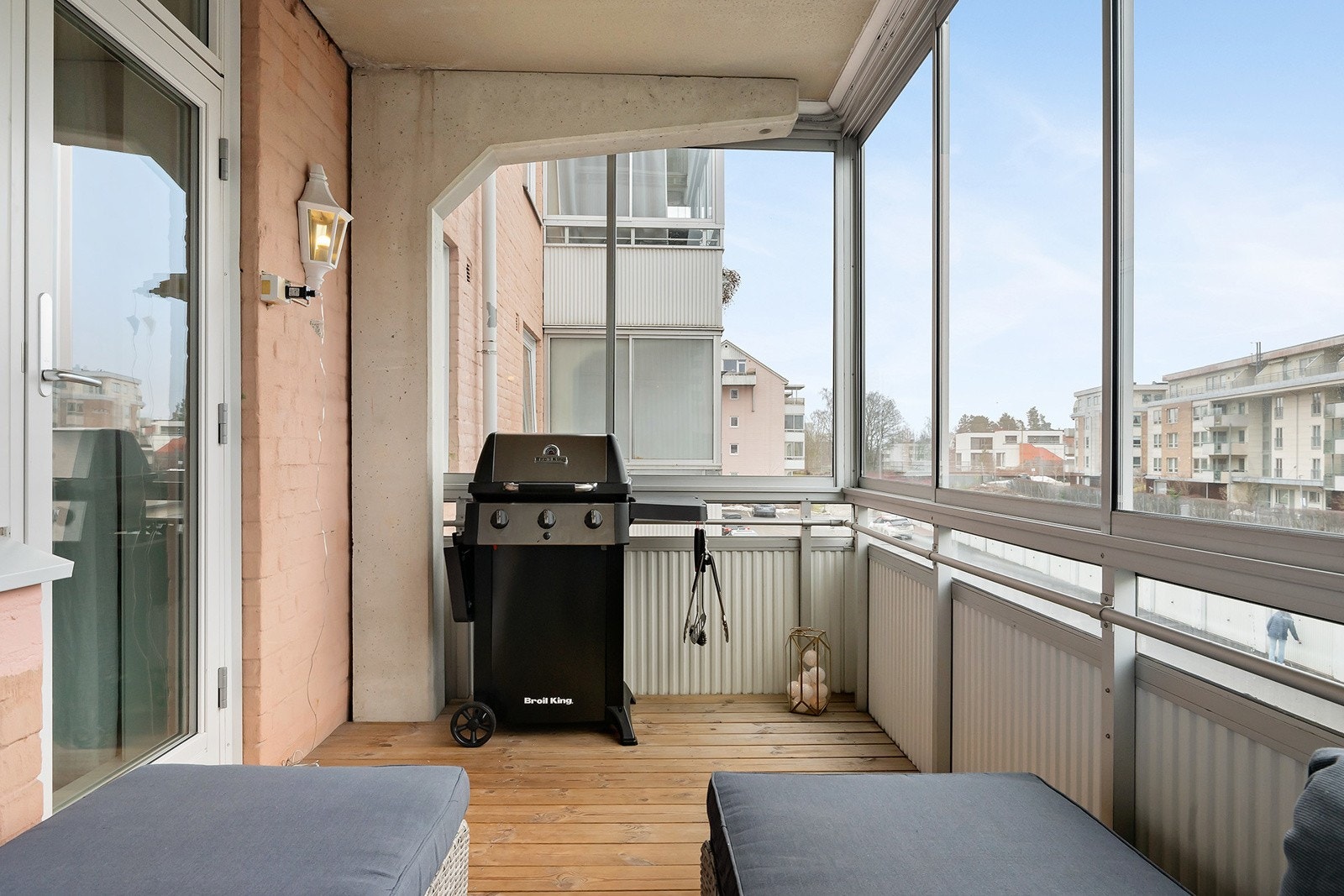 God plass til ønsket møblement og grill hvor man kan invitere venner og familie til hyggelige sammenkomster. Balkongen er utstyrt med utelys og strømuttak. Galleribilde