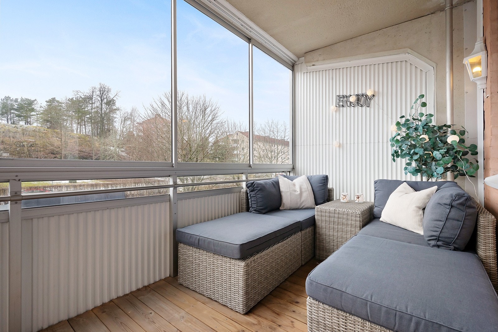 Vestvendt innglasset balkong på 8 m² med tregulv. Her kan du nyte sommeren til det fulle, for her bys det på svært gode solforhold til sent på kveld i fine omgivelser. Galleribilde