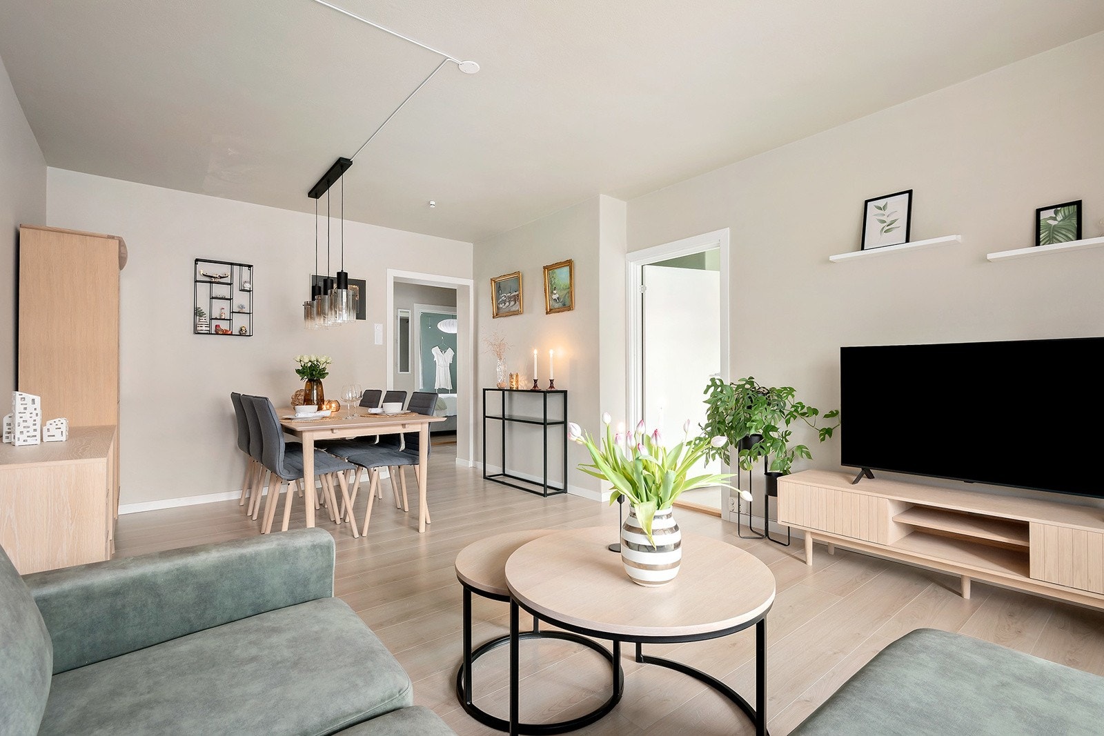 Lys og lekker stue med store vindusoverflater som gir godt med naturlig lys. Galleribilde