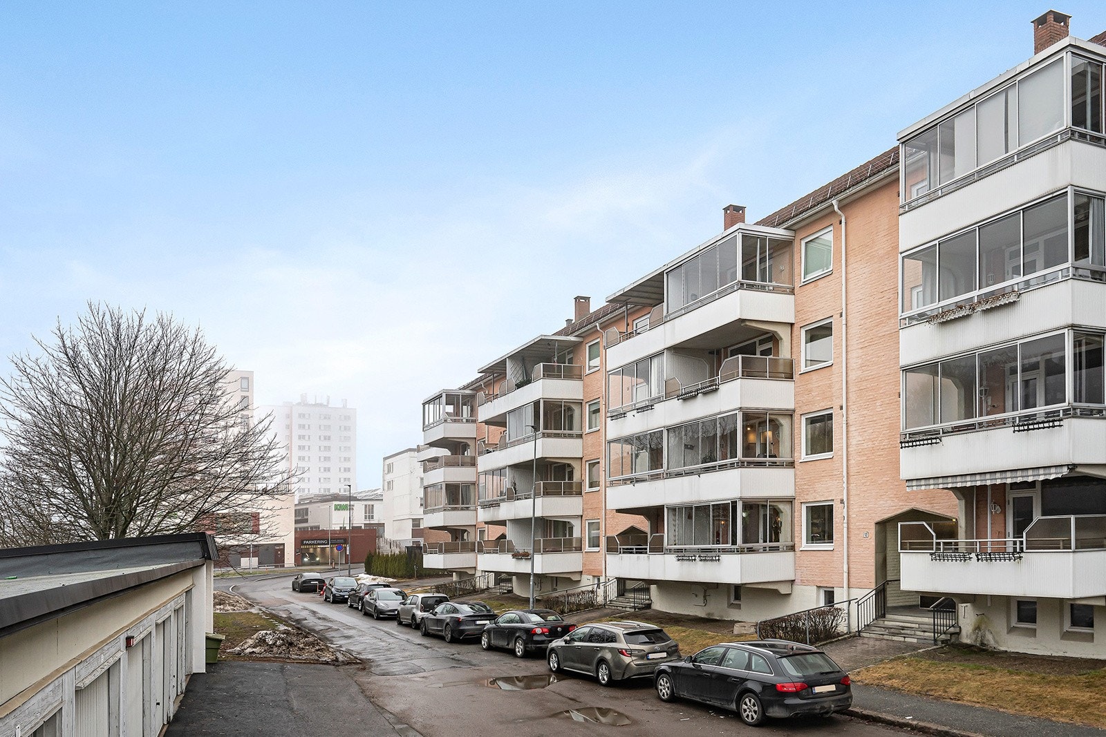 Leiligheten ligger i et etablert, barnevennlig og attraktivt boligområde på Lambertseter i Oslo. Galleribilde