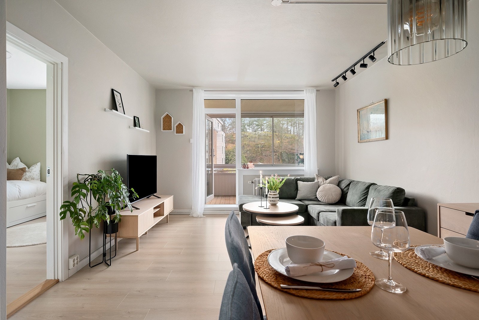 Det er god plass til sofa, TV-krok og spisebord. Galleribilde