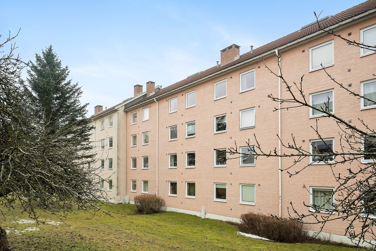 Fellesarealene i borettslaget er pent opparbeidet med gressplen, beplantning, sittegrupper og lekeplasser. Asfalterte gang- og kjøreveier. Galleribilde