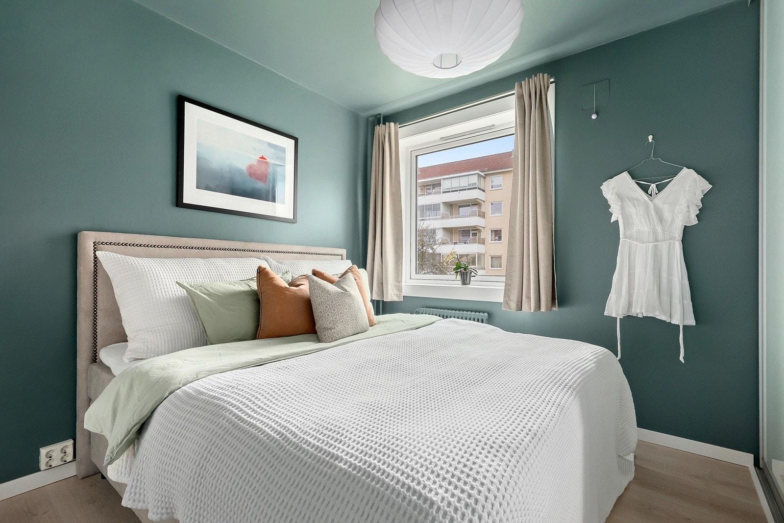 Leiligheten har to soverom av god størrelse med plass til dobbeltseng, nattbord og garderobeløsninger. Galleribilde