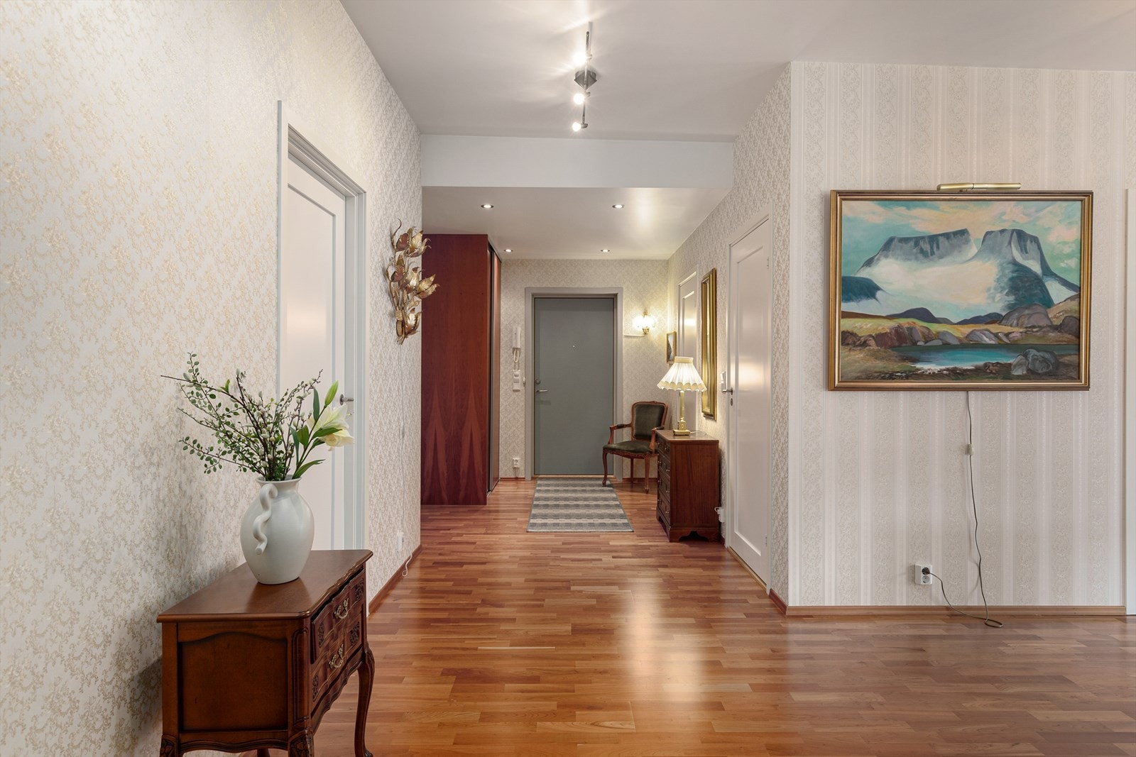 Frå gangen har ein tilkomst til tre soverom, to bad og bod. Galleribilde