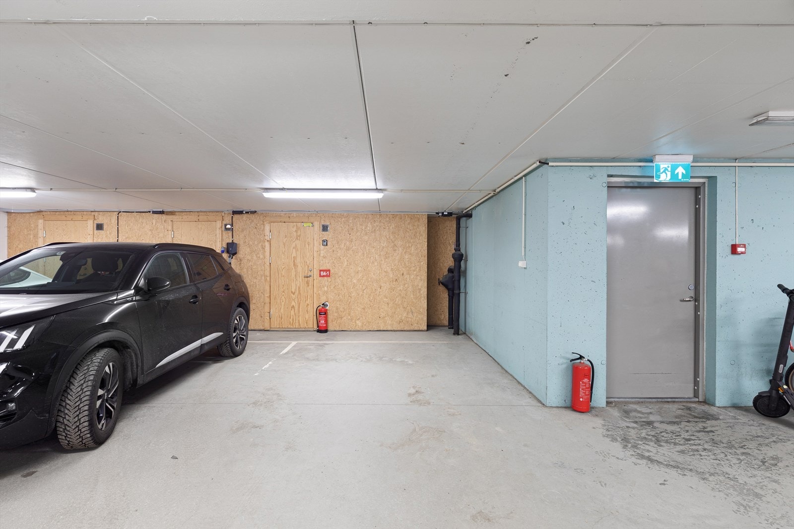 Kvar seksjon har eiga oppmerka parkeringsplass i garasjeanlegg med innkøyring fra Elvavegen. Her er infrastrukturen god, og det er moglegheit for etablering av el-bil ladar. Denne biloppstillingsplassen har tilknytta straum gjennom stikkontakt. Galleribilde