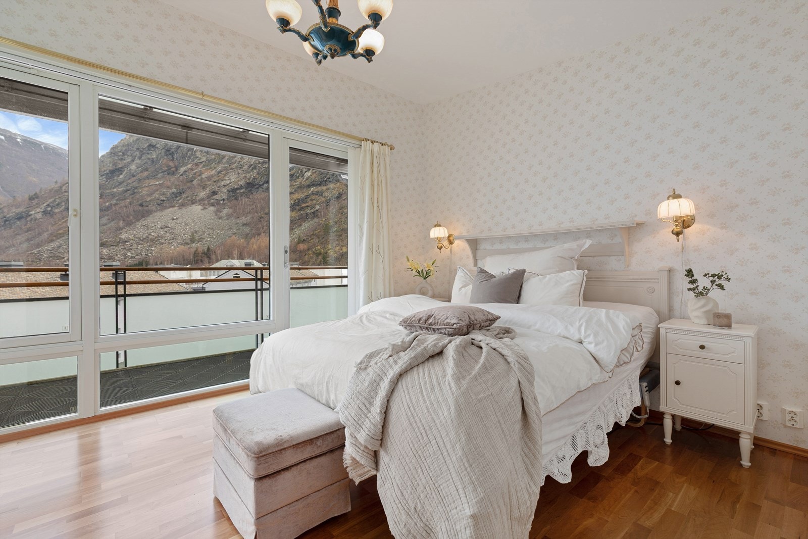 Hovudsoverom med plass til seng og nattbord. Rommet er også utstyrt med skyvedørsgarderobe, samt.... Galleribilde