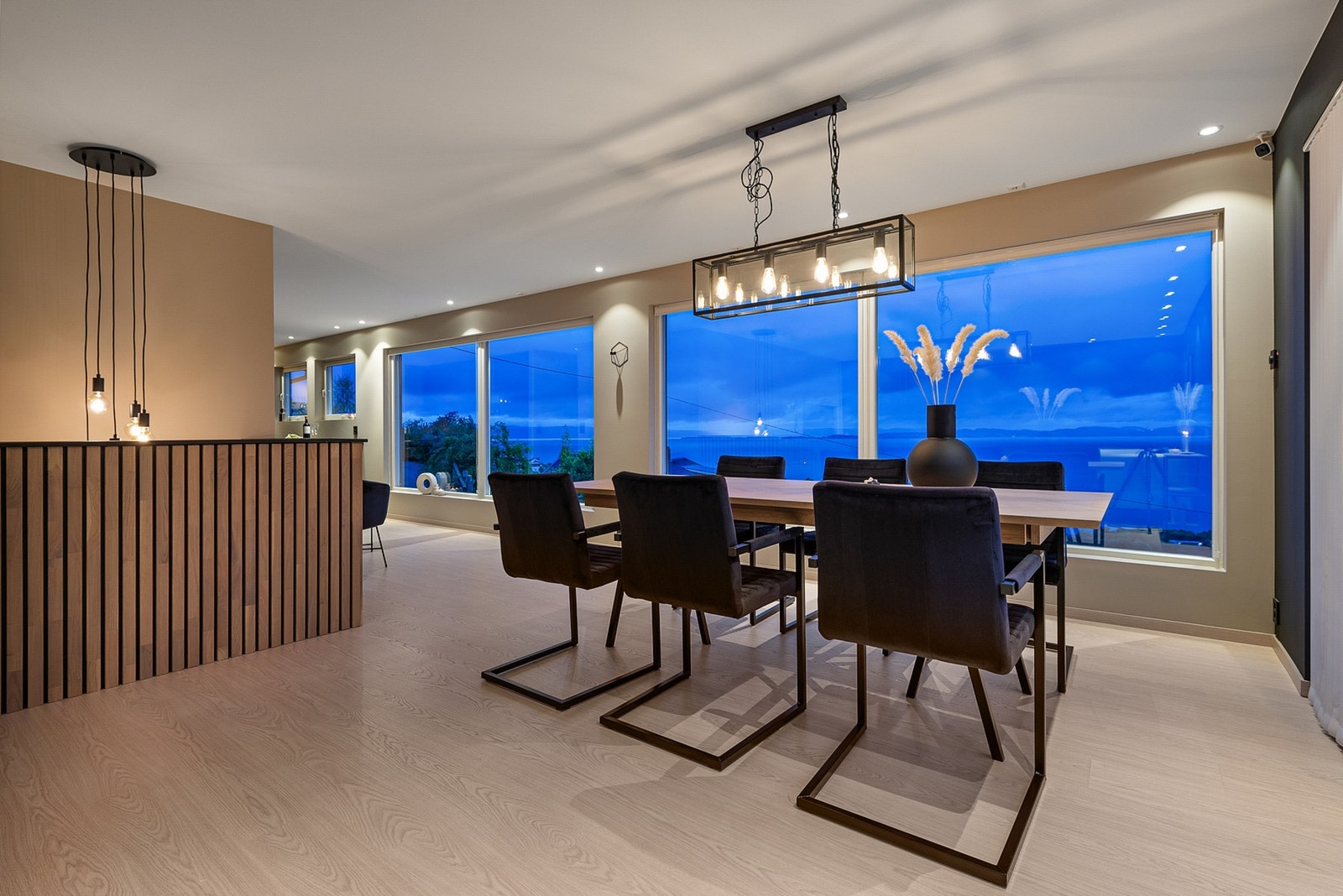 Av en rekke kvaliteter ved boligen bør man merke seg den enestående utsikten over Trondheimsfjorden. Galleribilde