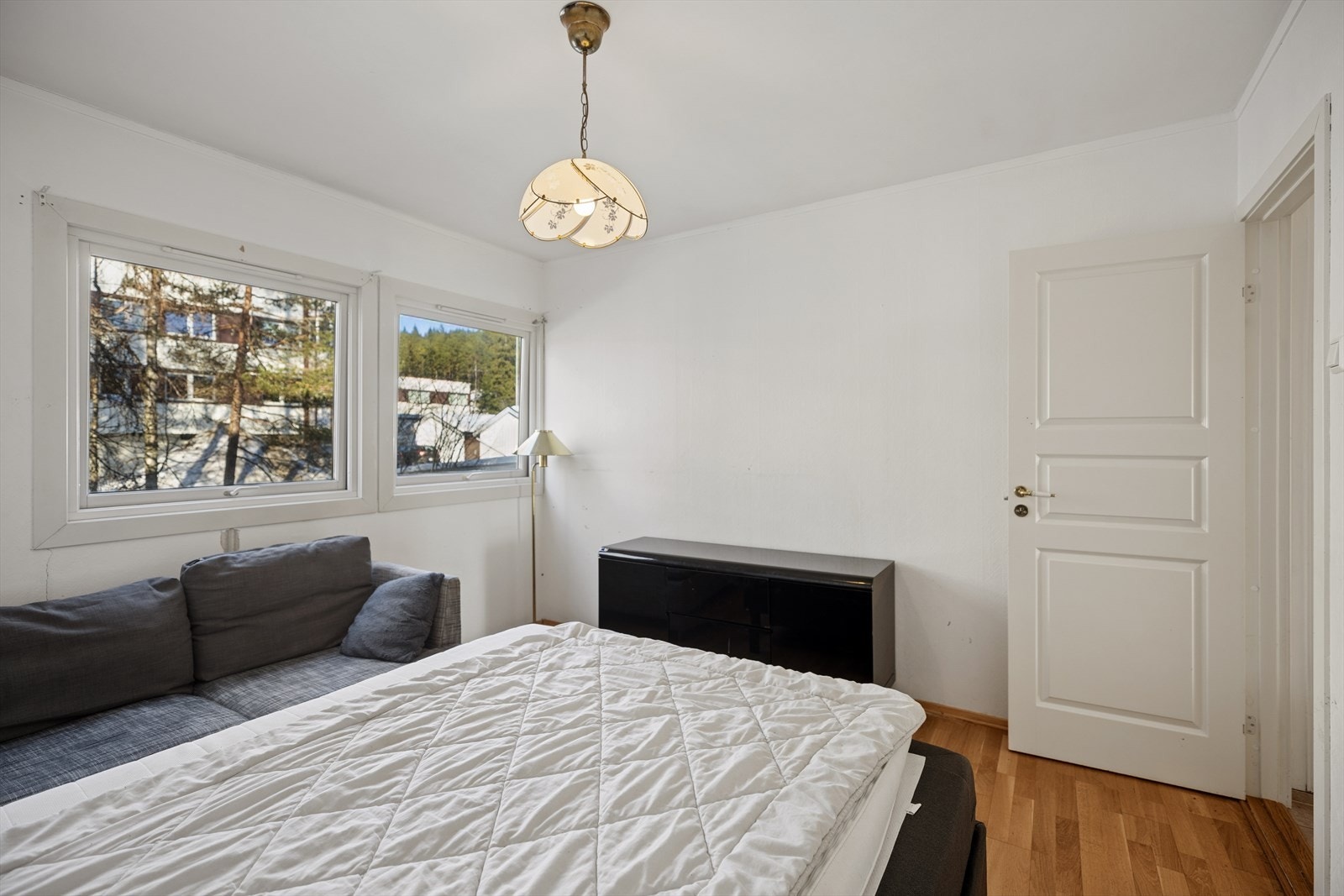 Rommet har god plass til dobbeltseng med tilhørende nattbord og garderobeløsning Galleribilde