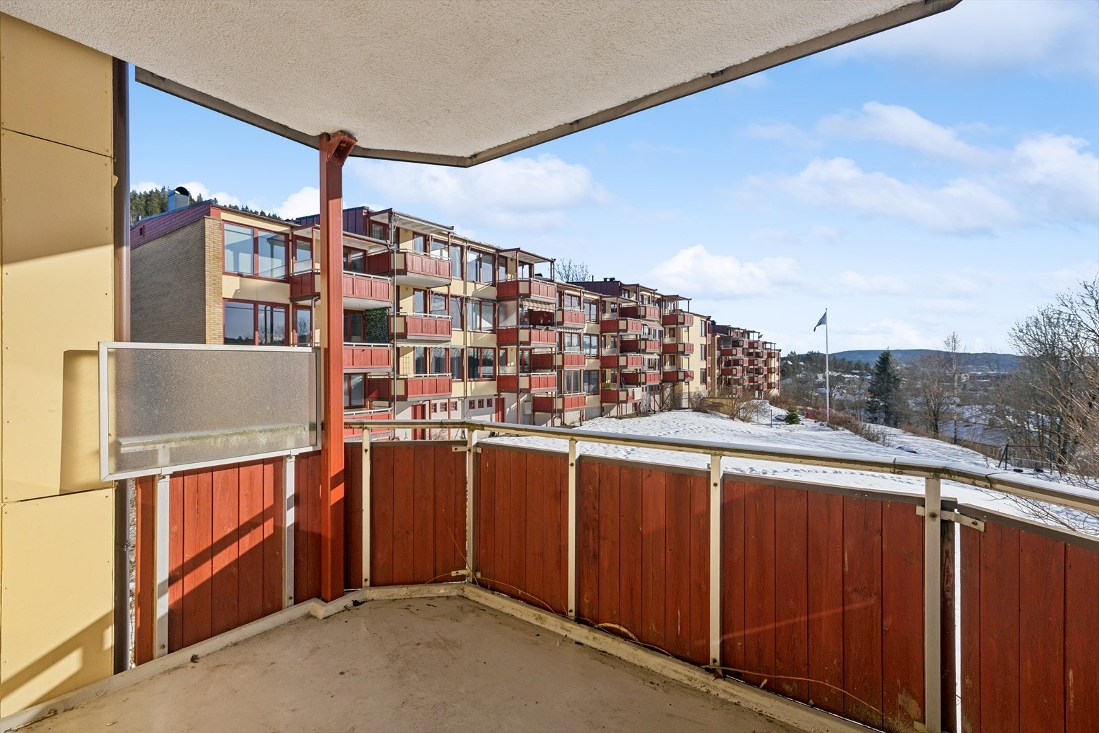 Her har man flotte omgivelser og utsikt mot Ammerudskogen og Lillomarka Galleribilde