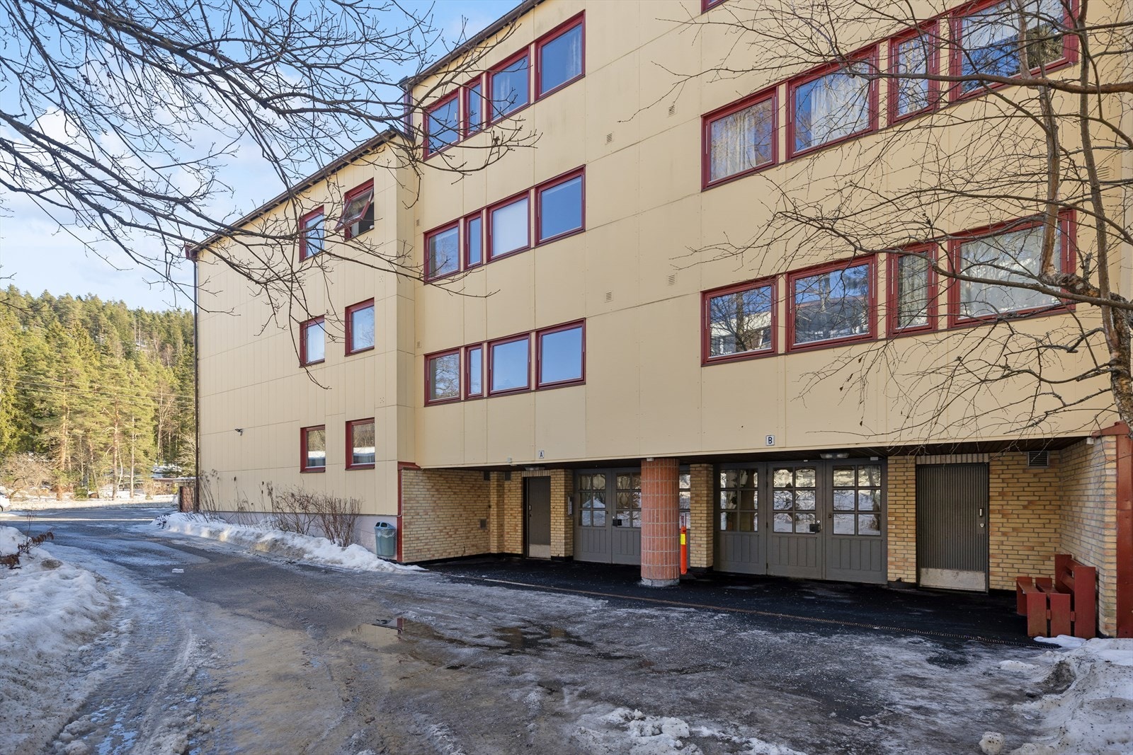 Leiligheten holder til i et rolig boligområde på øvre Grorud, i Oslo kommune. Eiendommen ligger skjermet til i grønne omgivelser med utsikt mot Ammerudskogen og Lillomarka Galleribilde