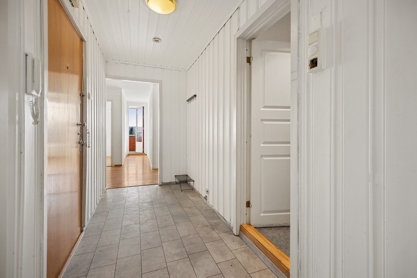 Her ønskes man velkommen inn i en praktisk entré med plass til å henge fra seg yttertøyet og ytterligere kommode om ønskelig Galleribilde