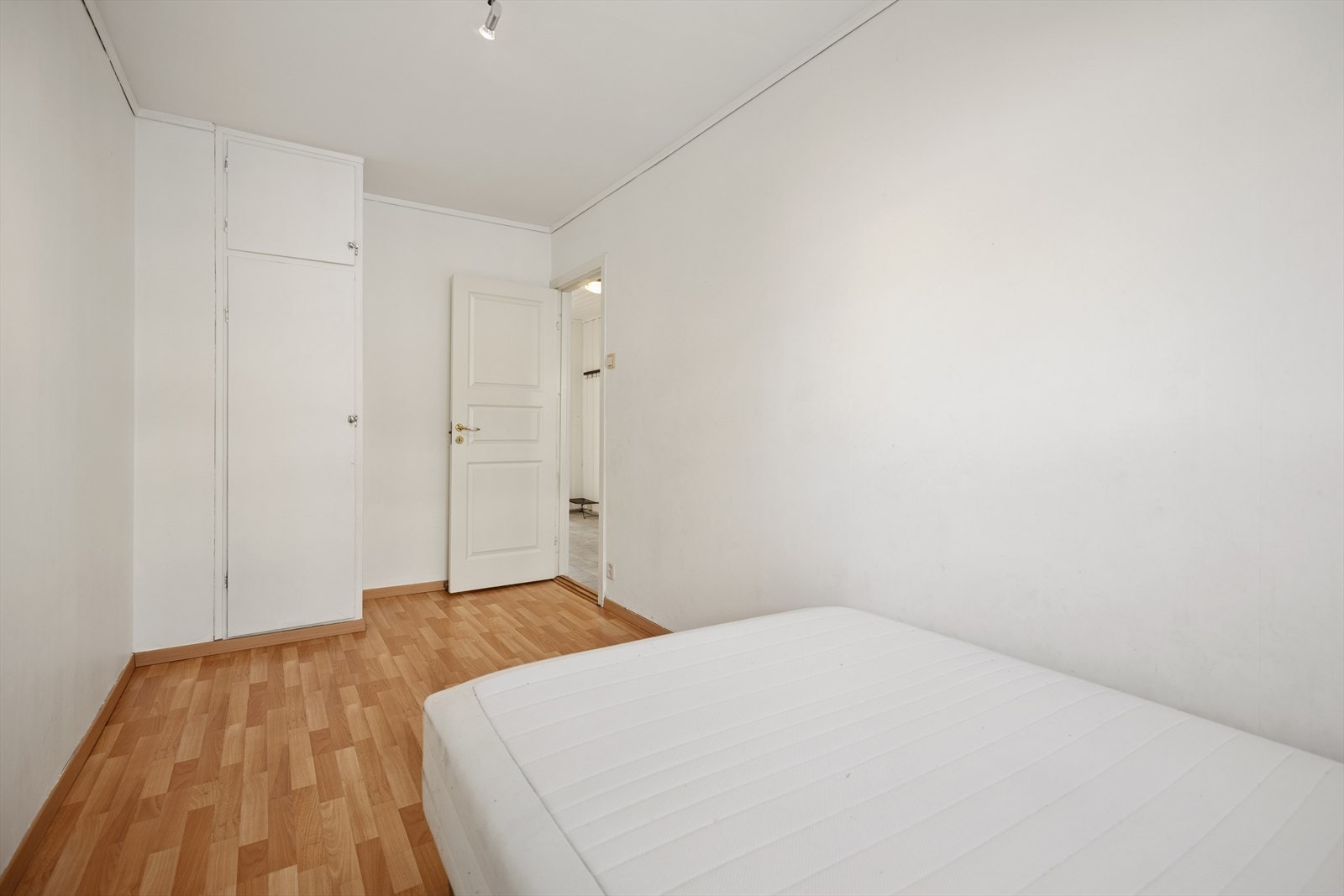 Romslig soverom med plass til seng og tilhørende møblering Galleribilde