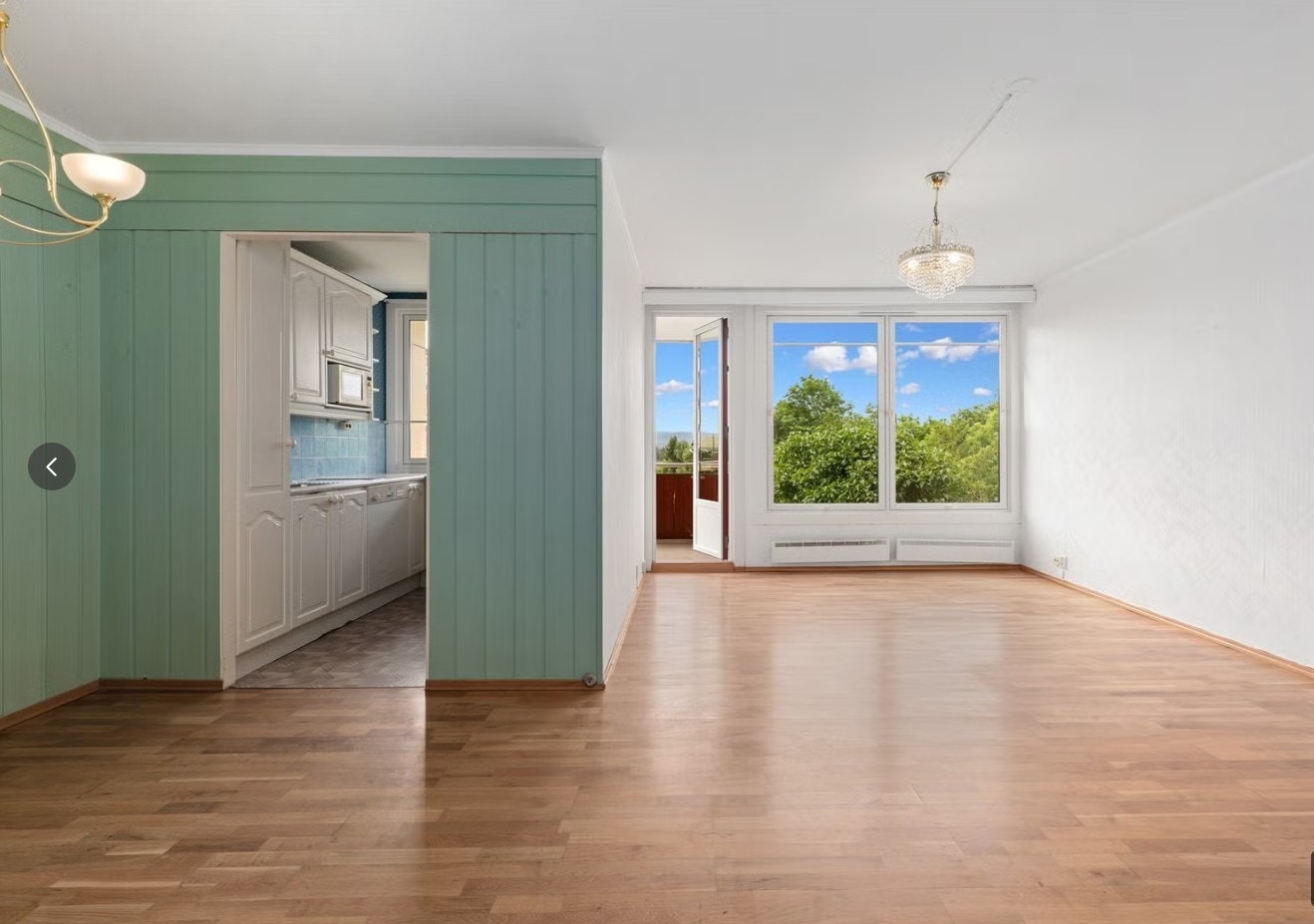 Stuen før det ble satt opp rom og kjøkkenet ble flyttet ut. Galleribilde