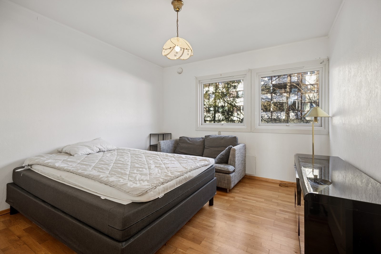 Hovedsoverommet er romslig og utført i lyse farger, gode vindusflater slipper inn naturlig lys og skaper en luftig atmosfære Galleribilde