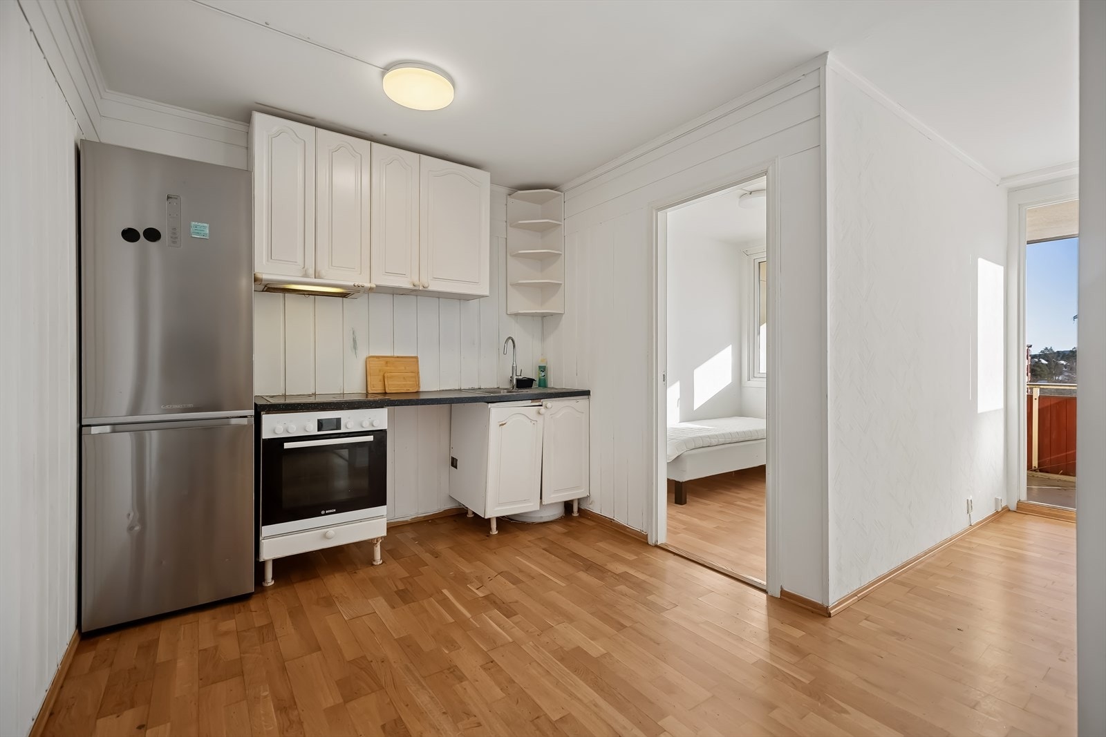 Innredningen har profilerte fronter og laminert benkeplate. Kjøkkenet er utstyrt med komfyr og platetopp, samt kjøkkenventilator med kullfilter Galleribilde