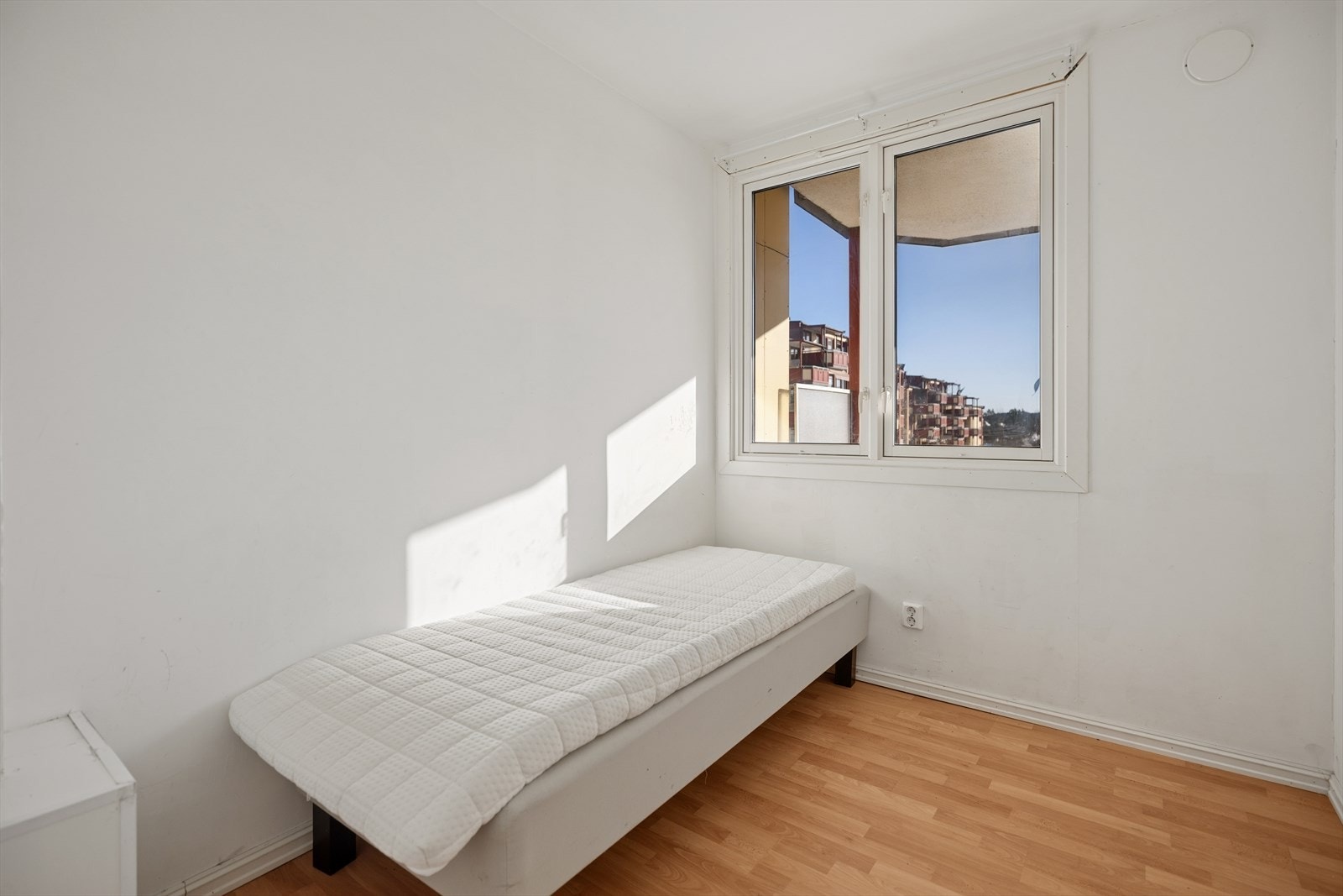 Soverommet ved kjøkkenet er omgjort fra tidligere kjøkken og passer godt som gjesterom eller hjemmekontor
Se punkt "ferdigattest" i salgsoppgaven. Galleribilde