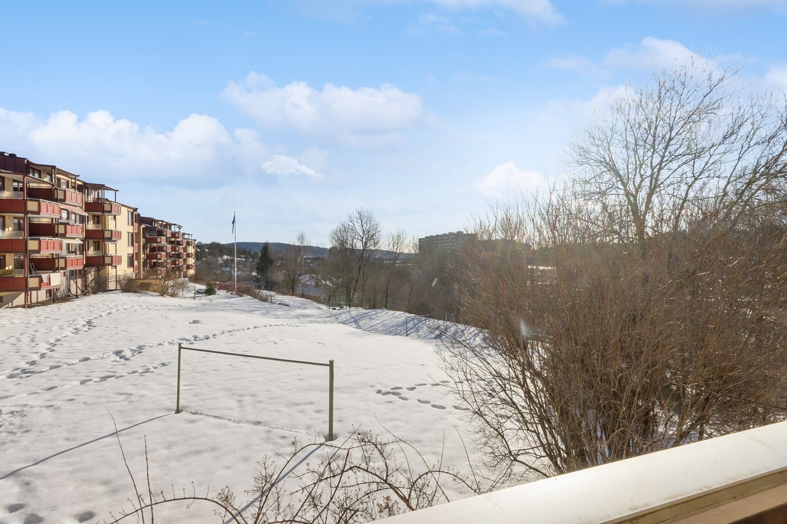 Eiendommen ligger skjermet til i grønne omgivelser på sommerstid Galleribilde