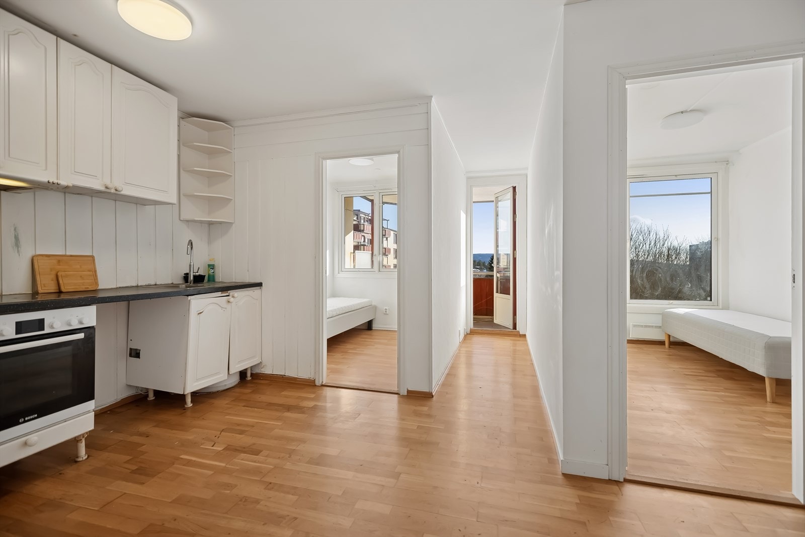 Det er utgang til leilighetens balkong fra kjøkken Galleribilde