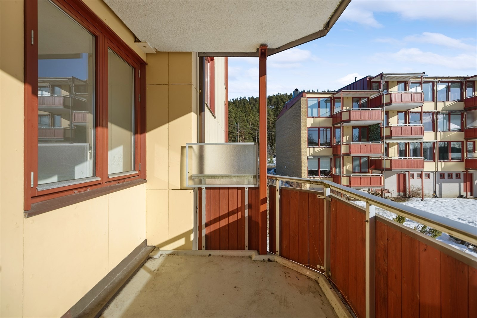 Balkongen er trivelig med plass til noe utemøbler og utnytter sol og utsiktsforholdene godt Galleribilde