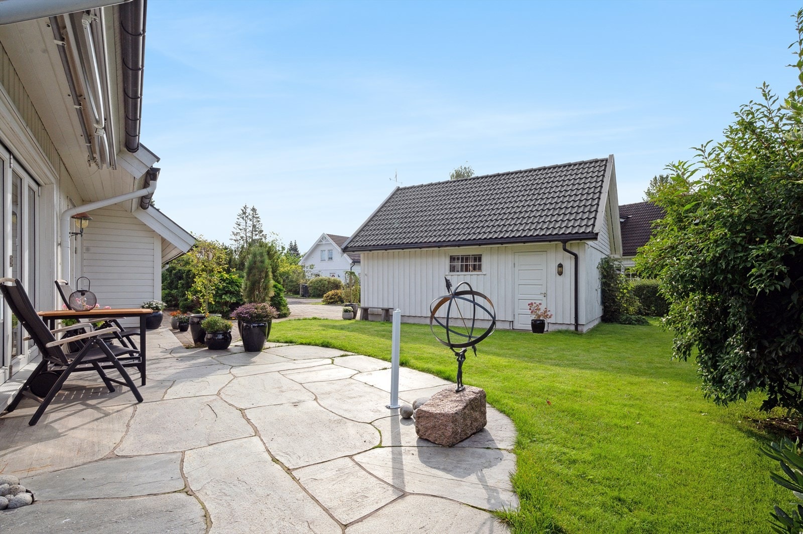 Fra dobbeltgarasjen er det enkel og oversiktlig adkomst til inngangspartiet. Galleribilde