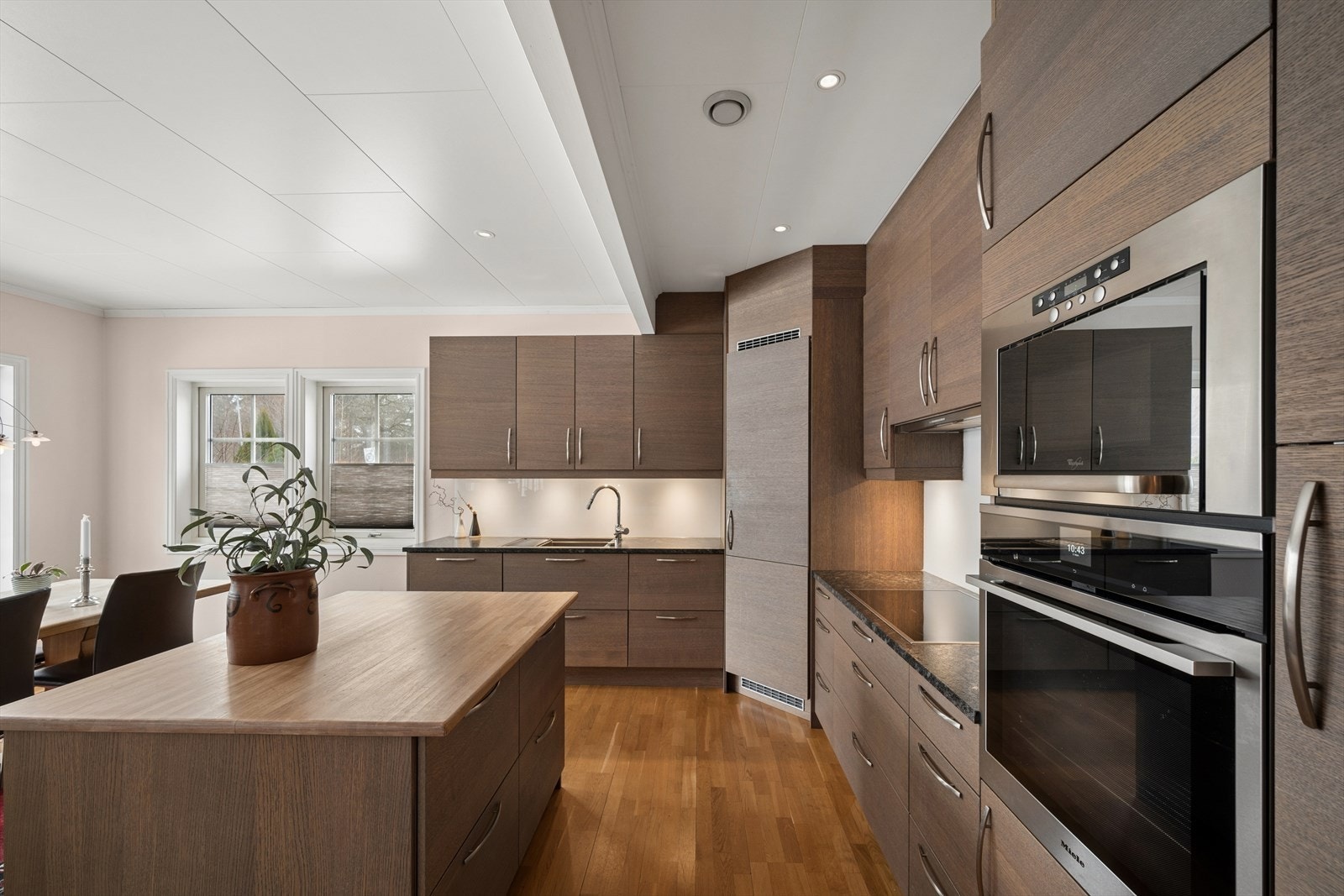 Følgende hvitevarer er integrert i innredningen: induksjonstopp, stekeovn, oppvaskmaskin, mikrobølgeovn og kjølehjørne. Galleribilde