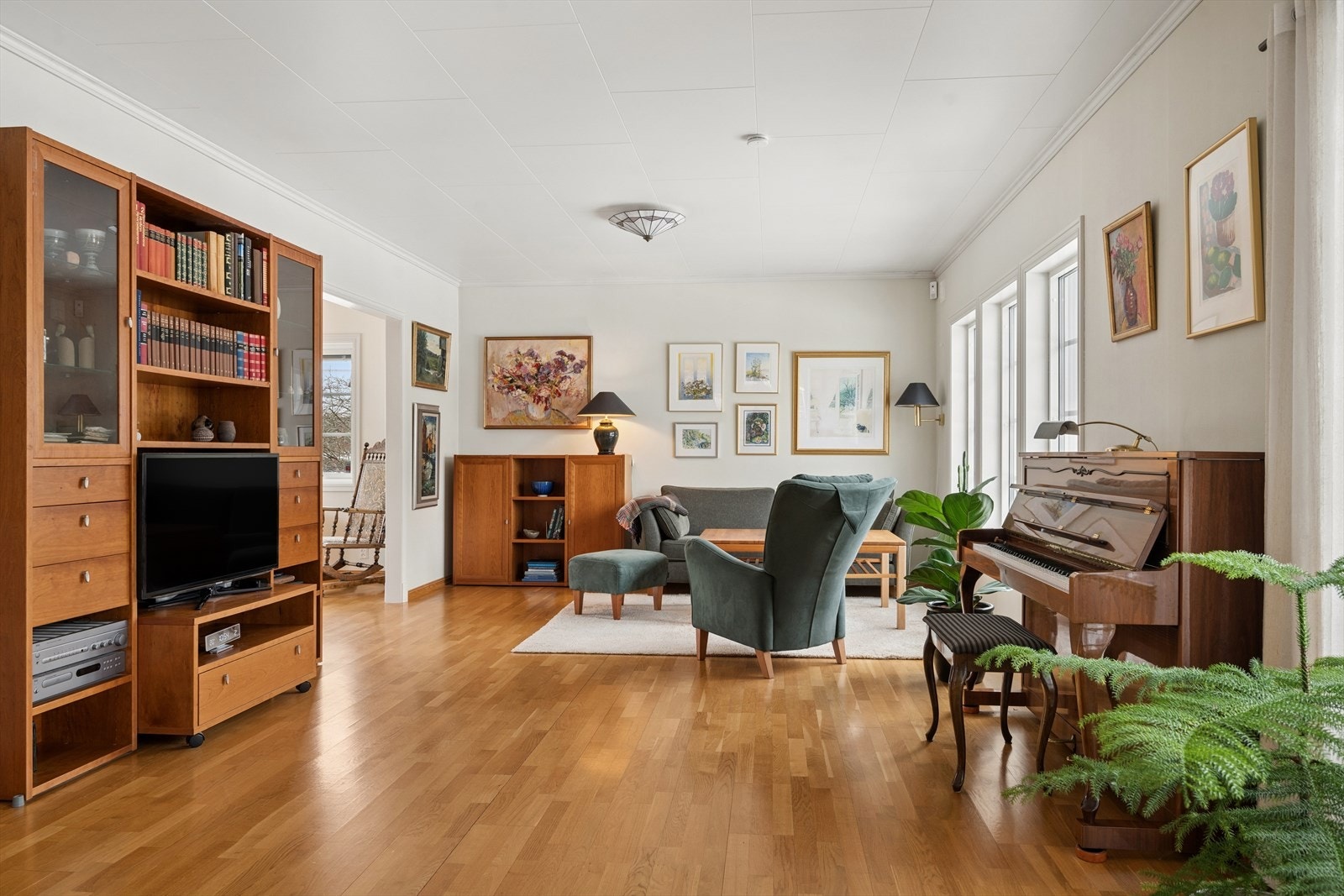 Stuen er utstyrt med store vindusflater som gir rommet en lett og behagelig atmosfære. Galleribilde