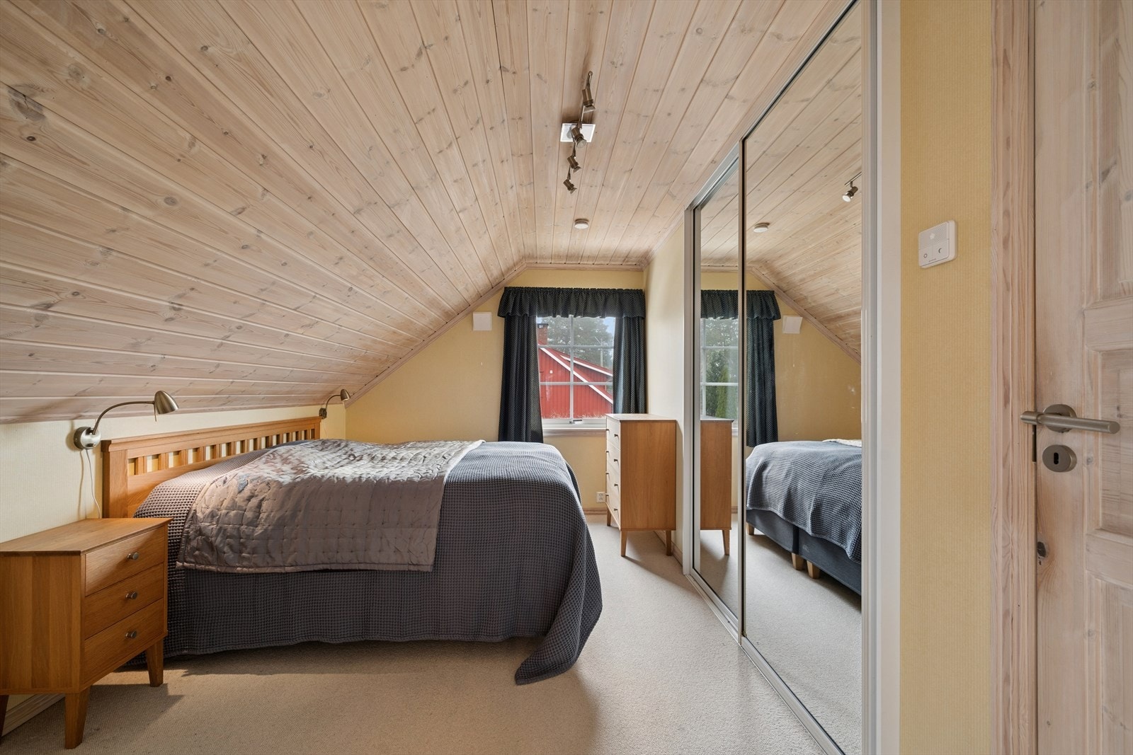 Hovedsoverommet har god plass til dobbeltseng og er utstyrt med et praktisk skyvedørskap. Galleribilde