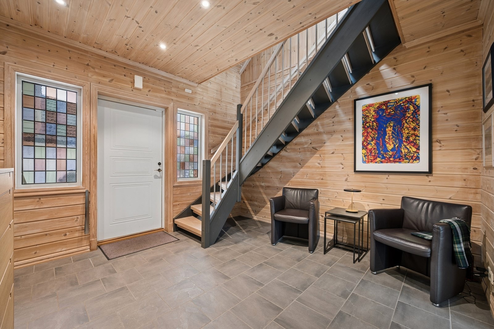 Velkommen inn ønskes av en stor og oversiktlig entré/hall, med behagelig gulvvarme. Galleribilde