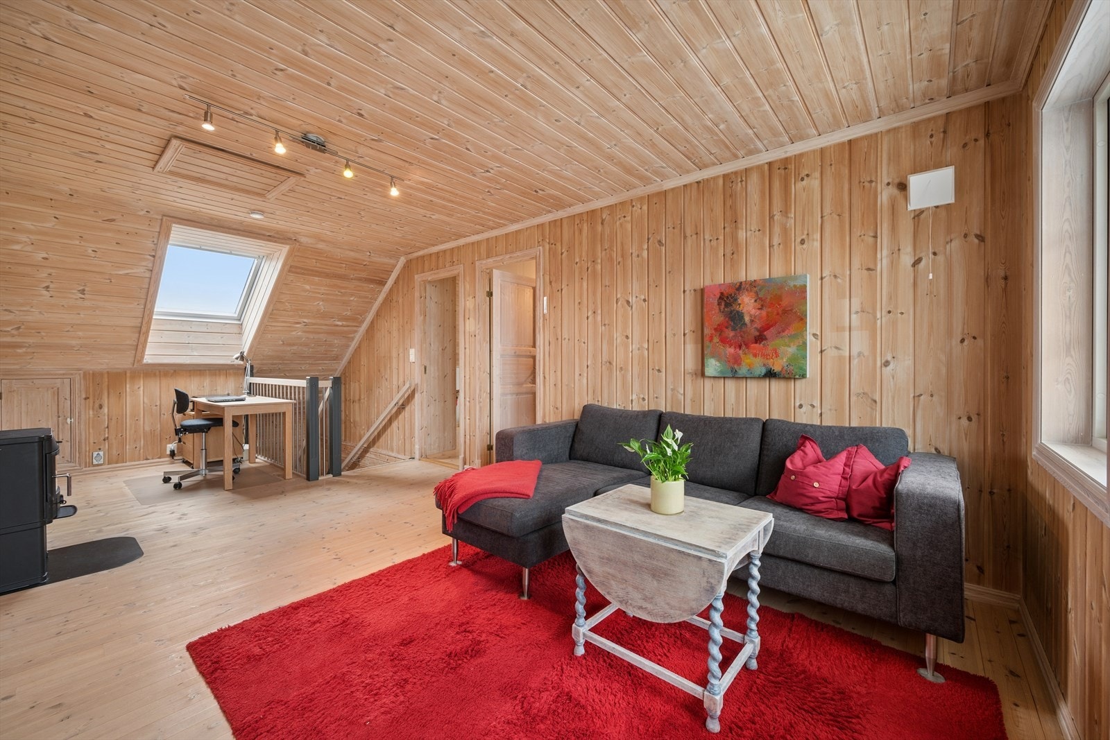 Stuen har en praktisk utforming som gjør den godt egnet som tv-stue. Galleribilde